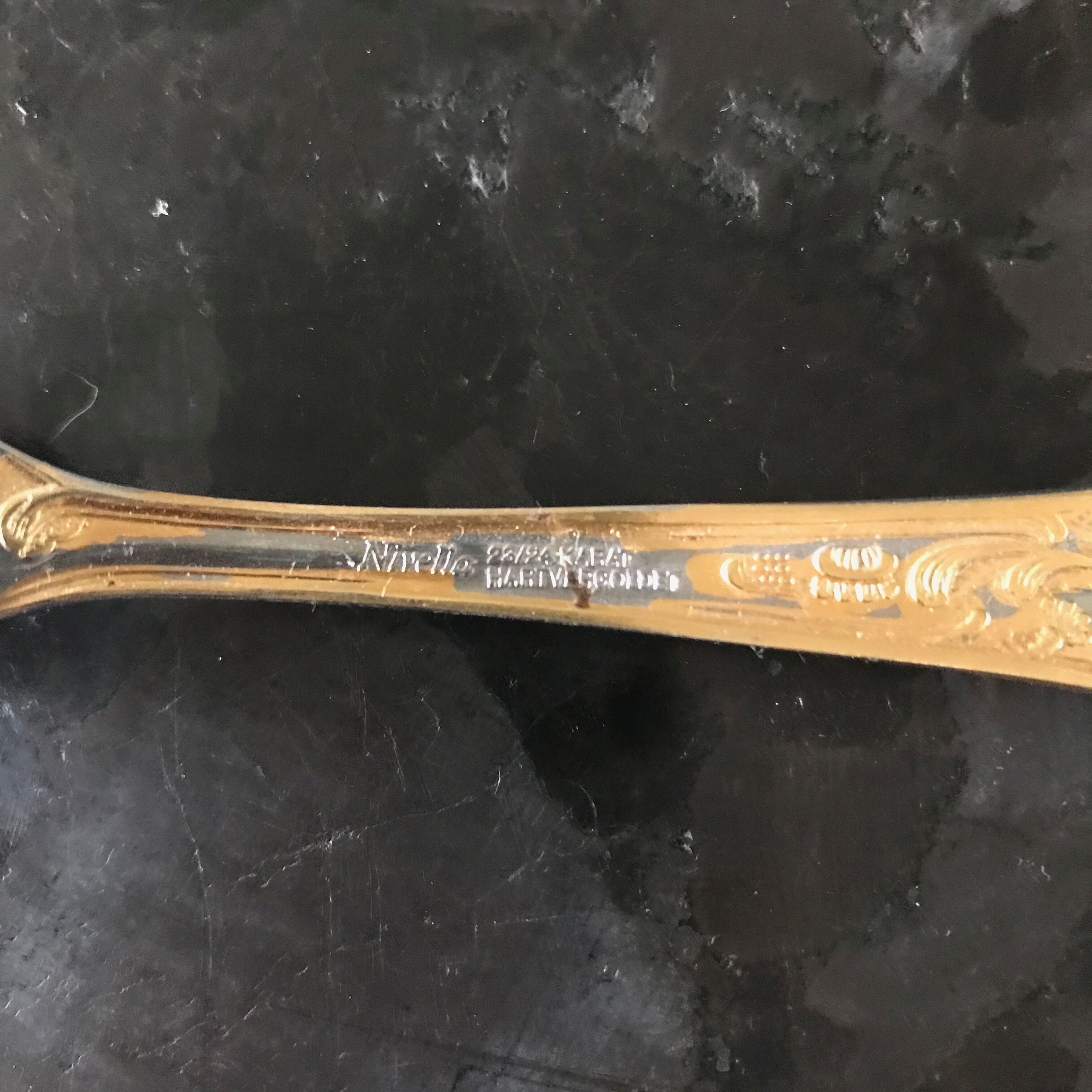 Christmas Pop-up 2022 Set of 4 gold-plated dessert forks.