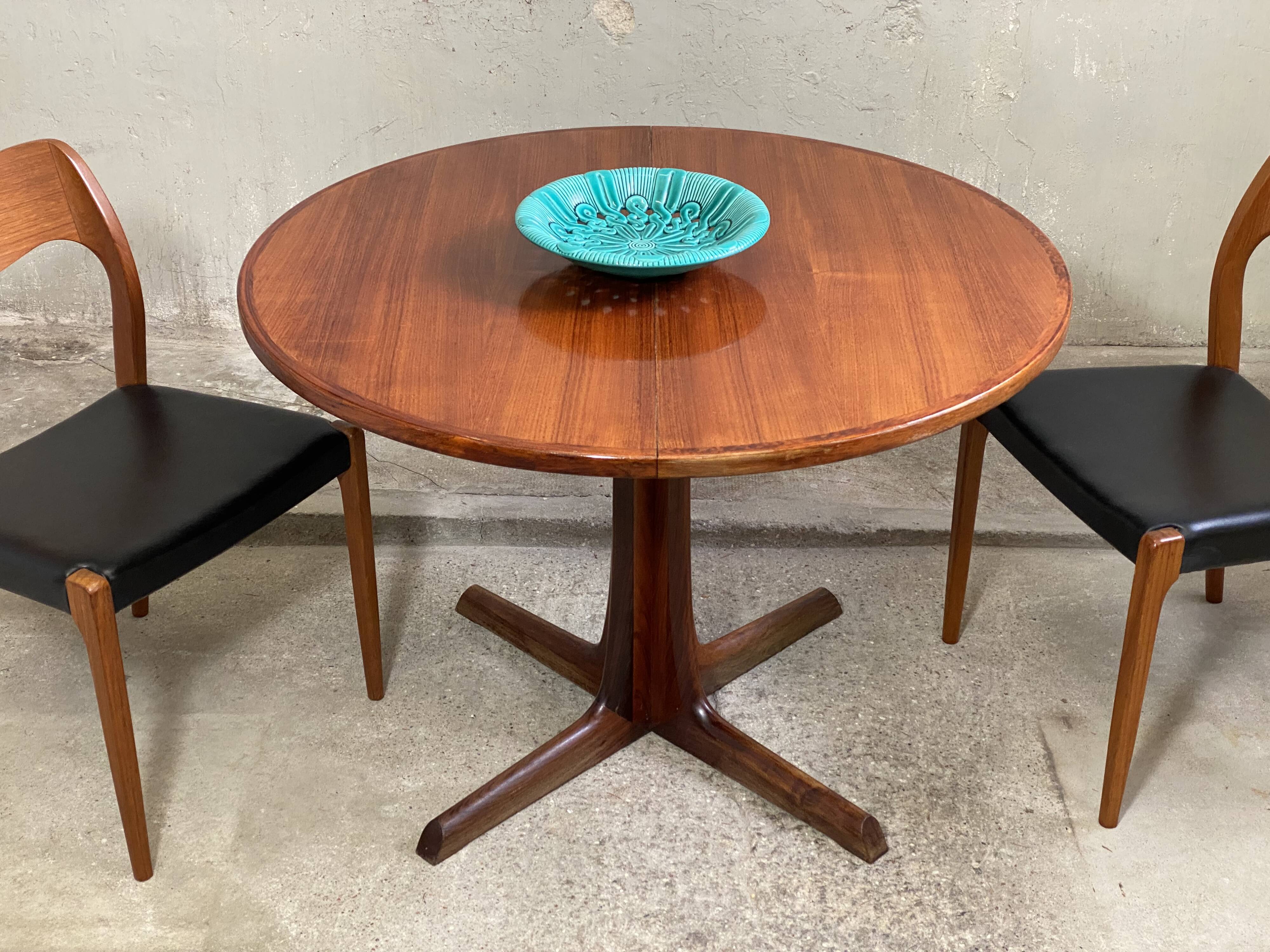 Scandinavian extendable round table in teak Gudme edition