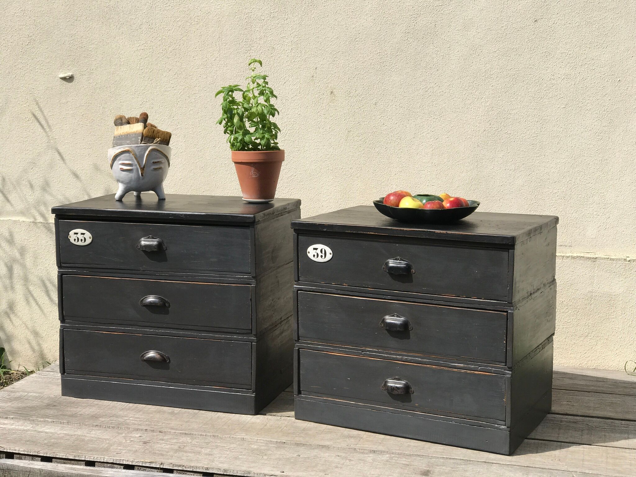 Paire de petits meubles a tiroirs
