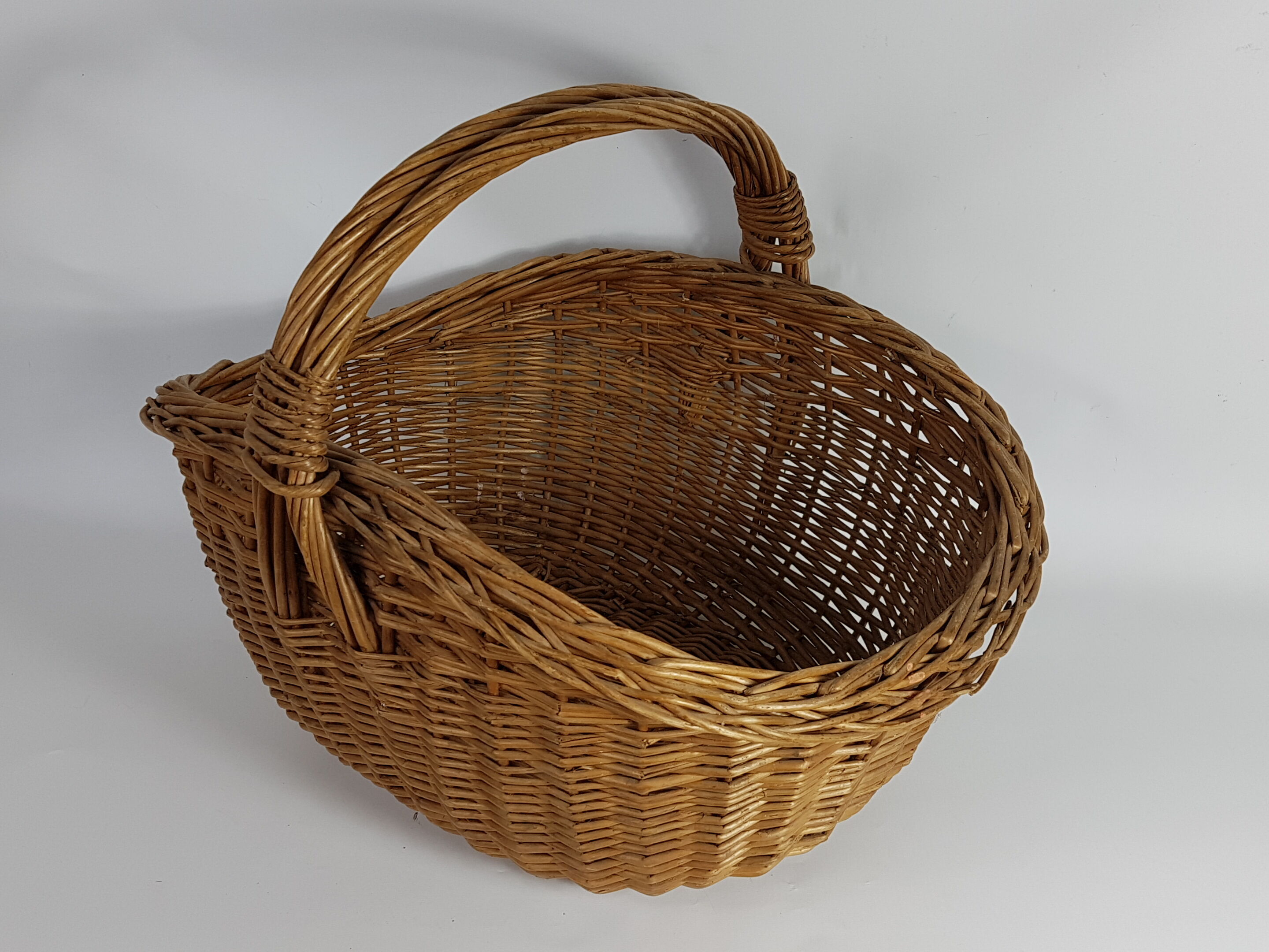 Old Provençal basket in vintage wicker 60s