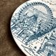 Plat "Exposition universelle" en faïence bleue n°2