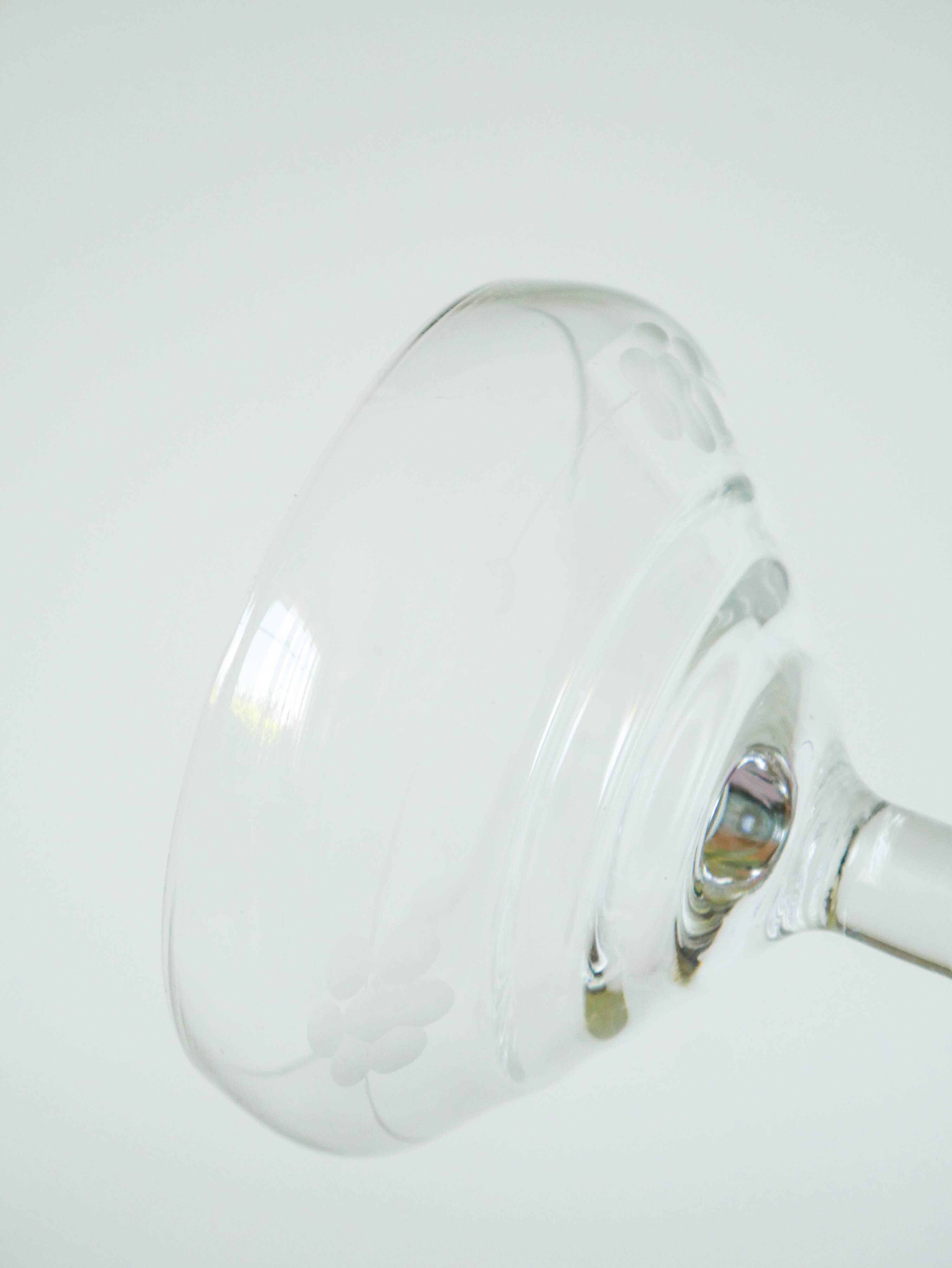 Set of 8 engraved champagne glasses, flower motifs, 1960