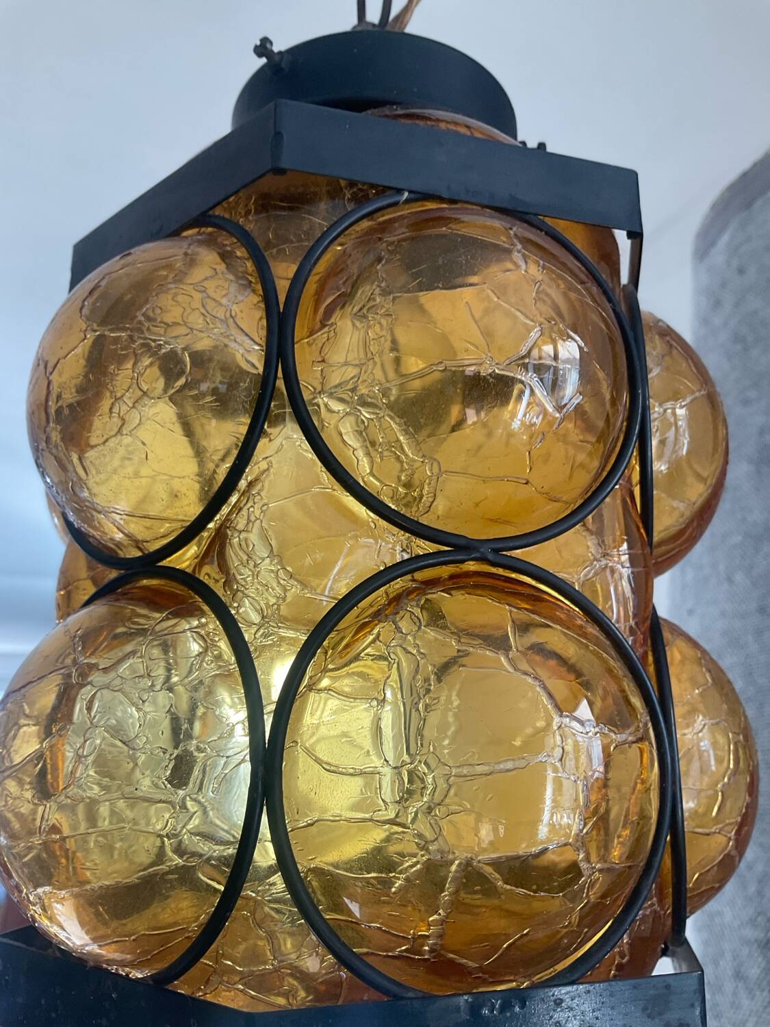 Suspension en verre ambré et fer forgé des années 60