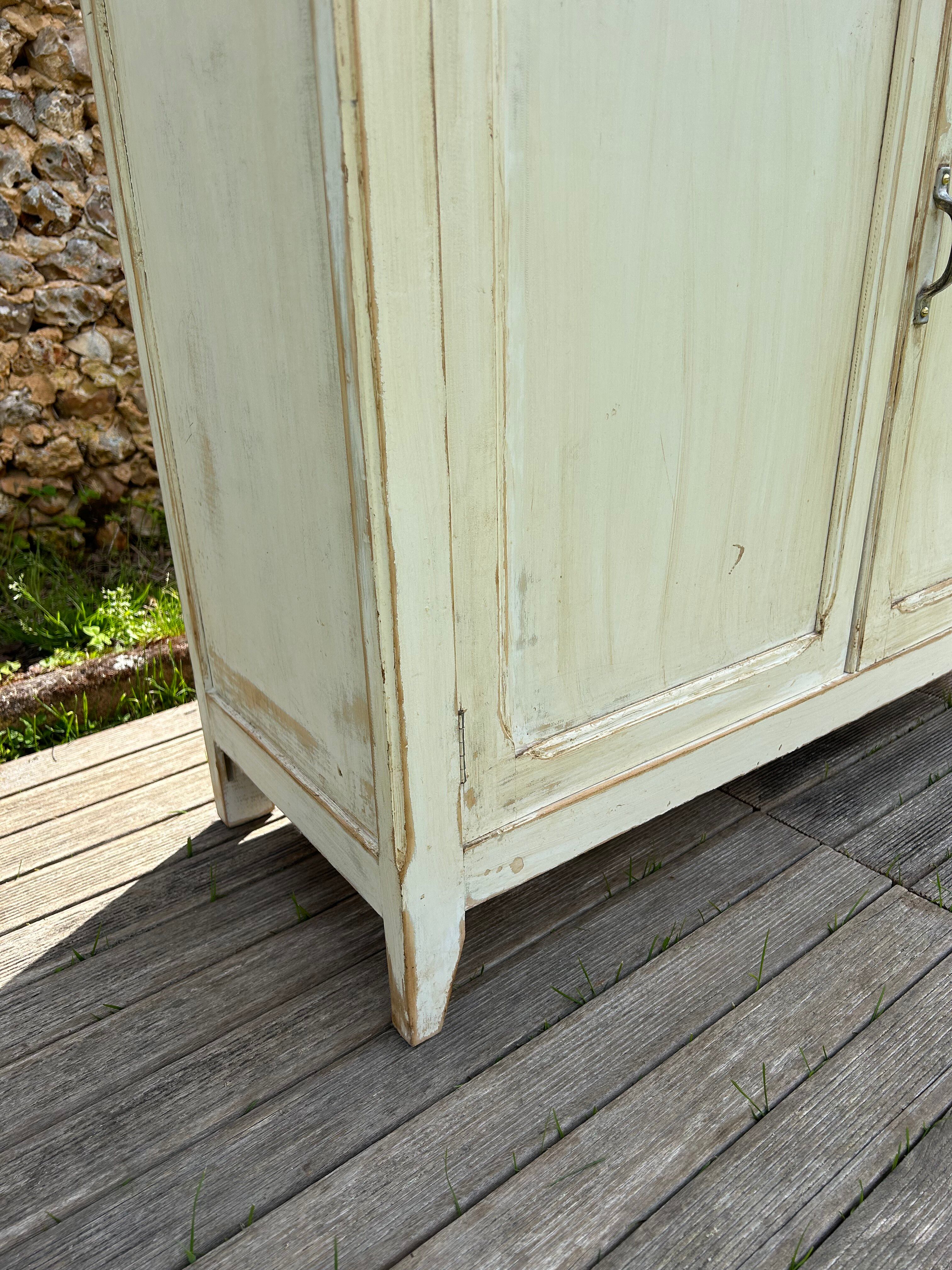 Buffet parisien vintage patine blanche