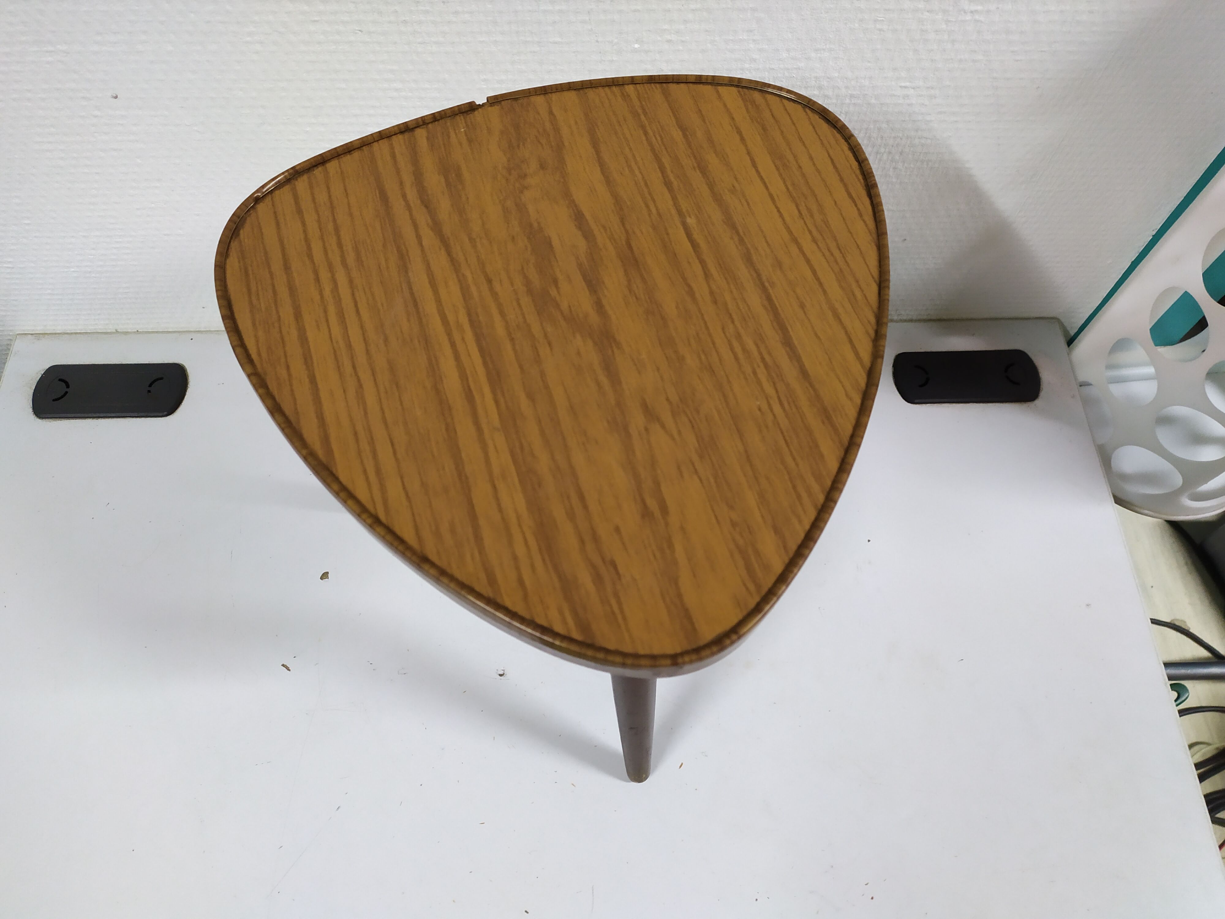 Tripod healer braun formica carries plant