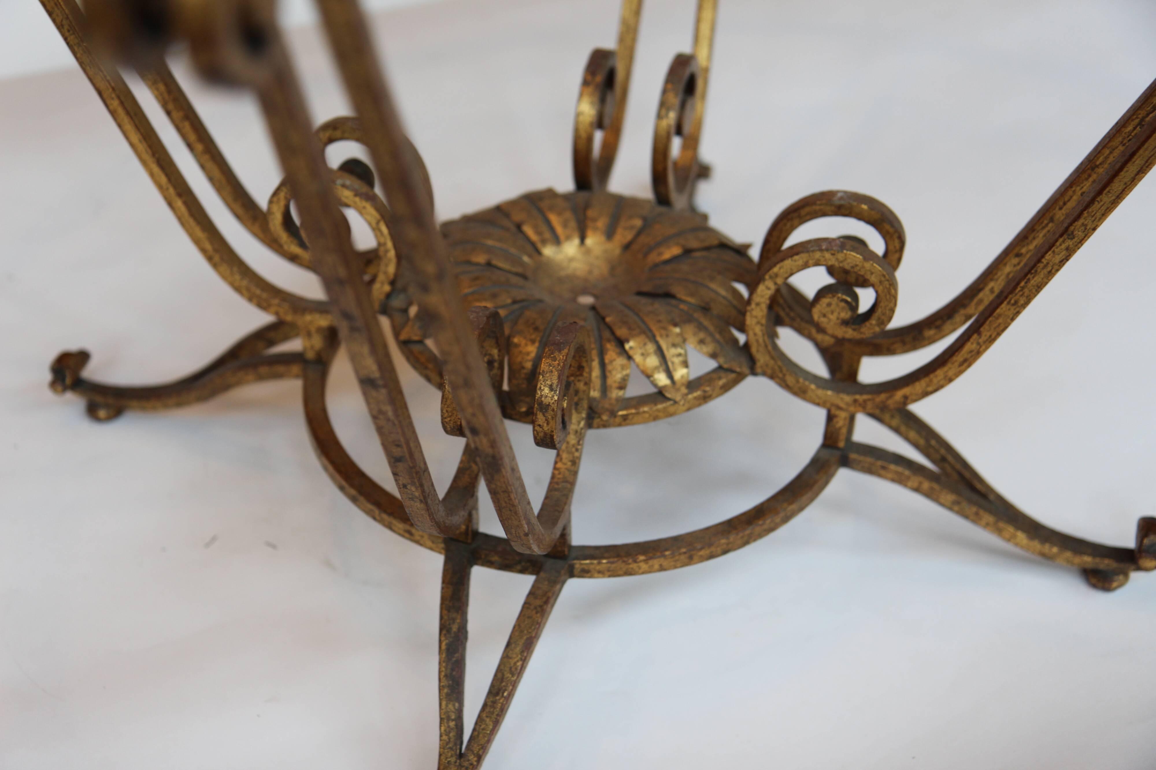 Table basse dorée en fer forgé Italie années 1940