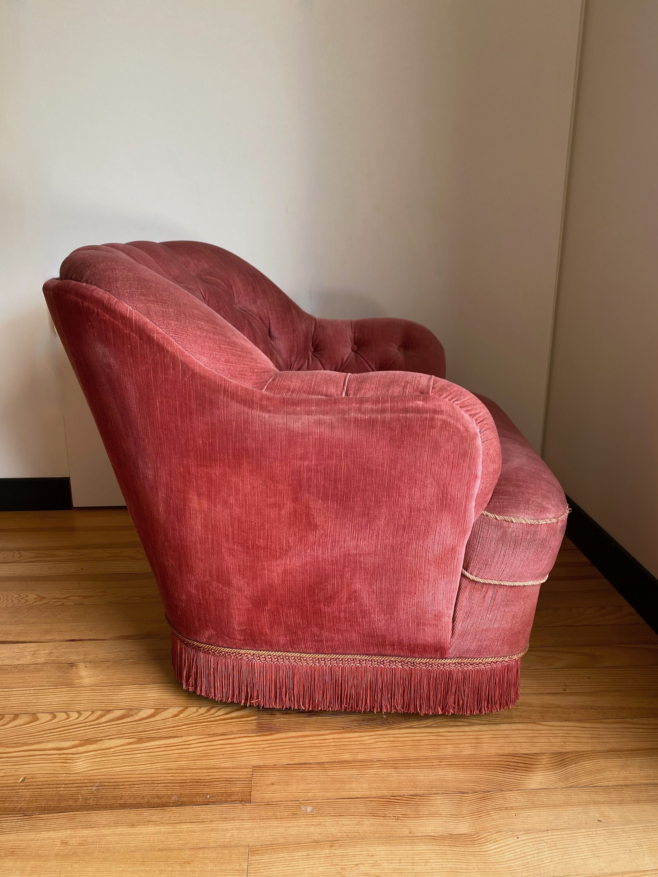 Upholstered toad armchair