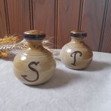 Salière et poivrière en grès vintage, signature à identifier