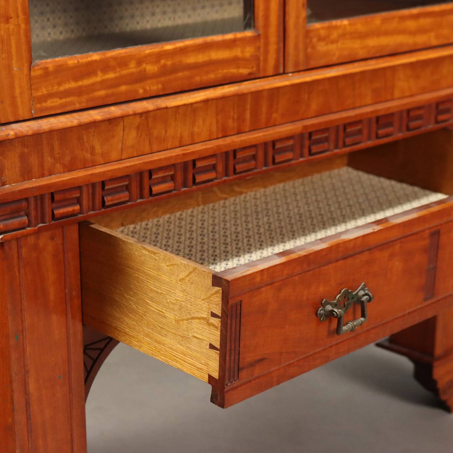 Vitrine ancienne style chinoiserie en citronnier, Royaume-Uni '800