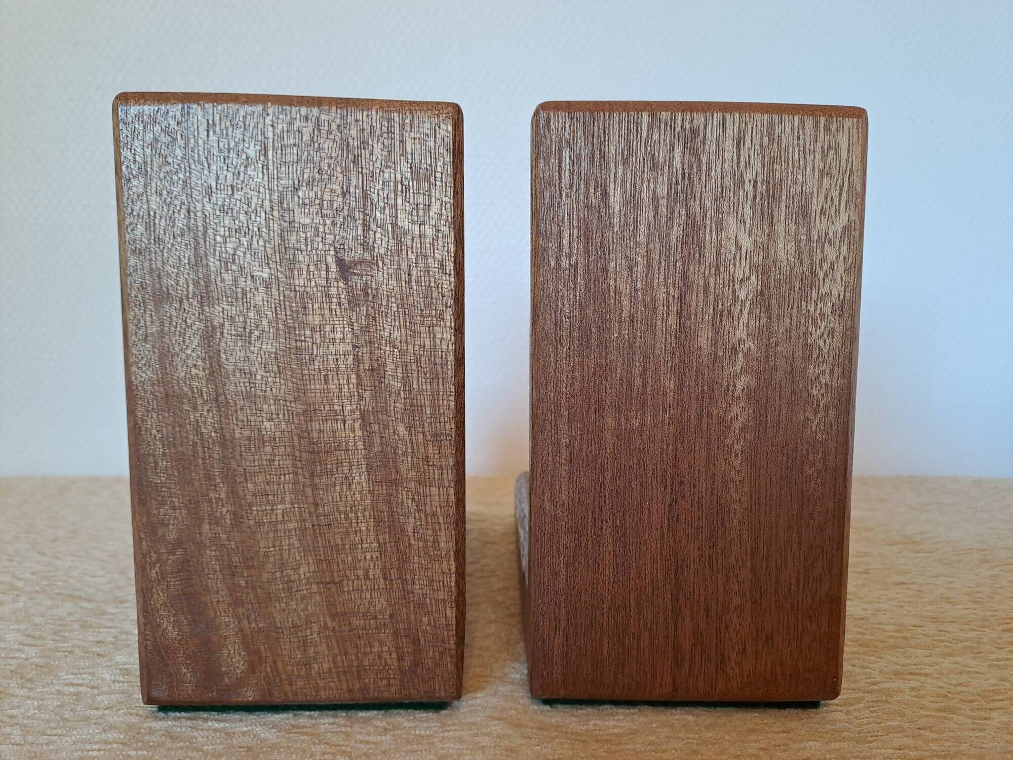 Wooden bookends shaped like an apple and pear – Minimalist design