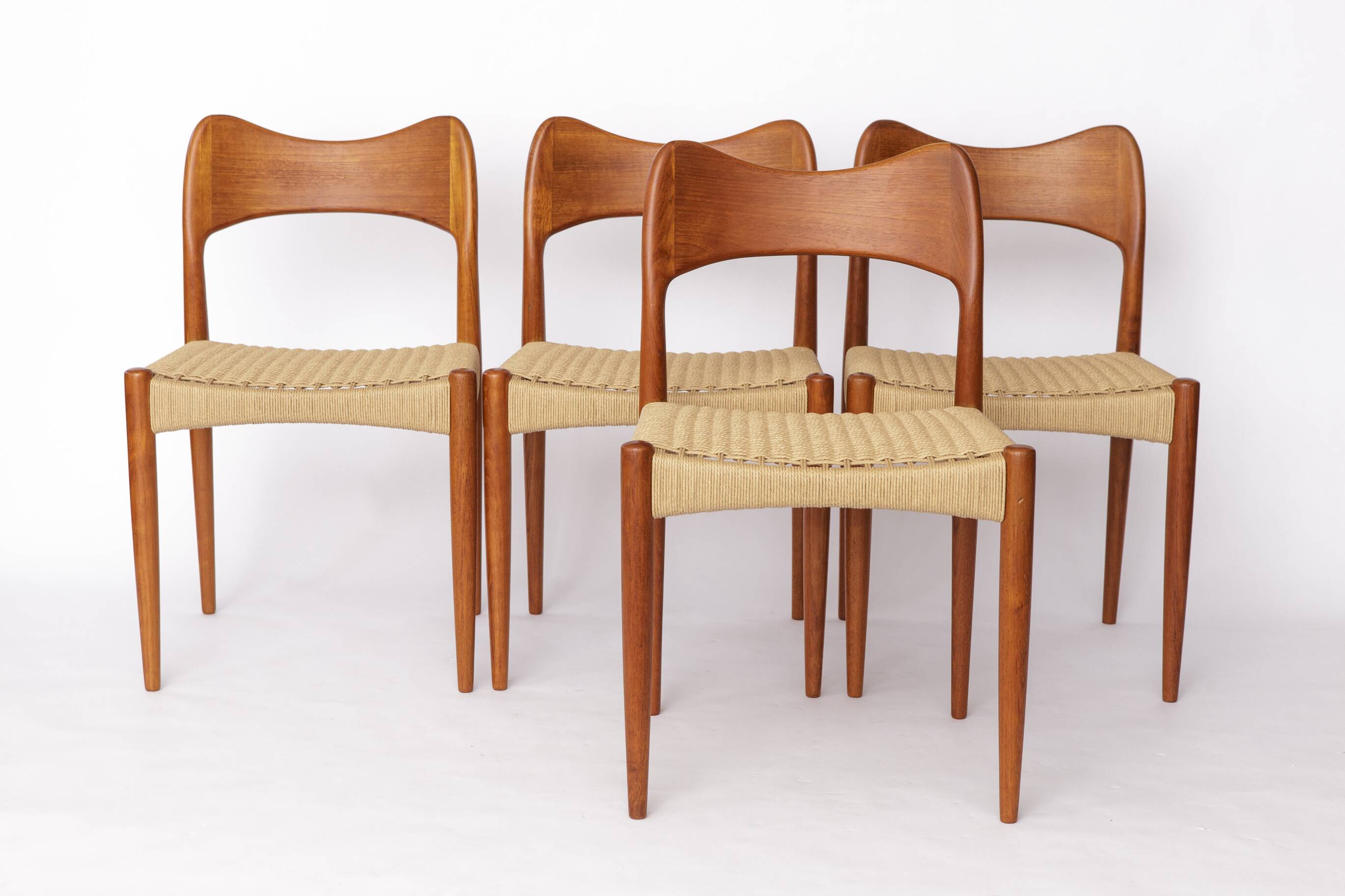 Ensemble de 4 chaises de salle à manger danoises par Arne Hovmand-Olsen pour Mogens Kold, années 1960.