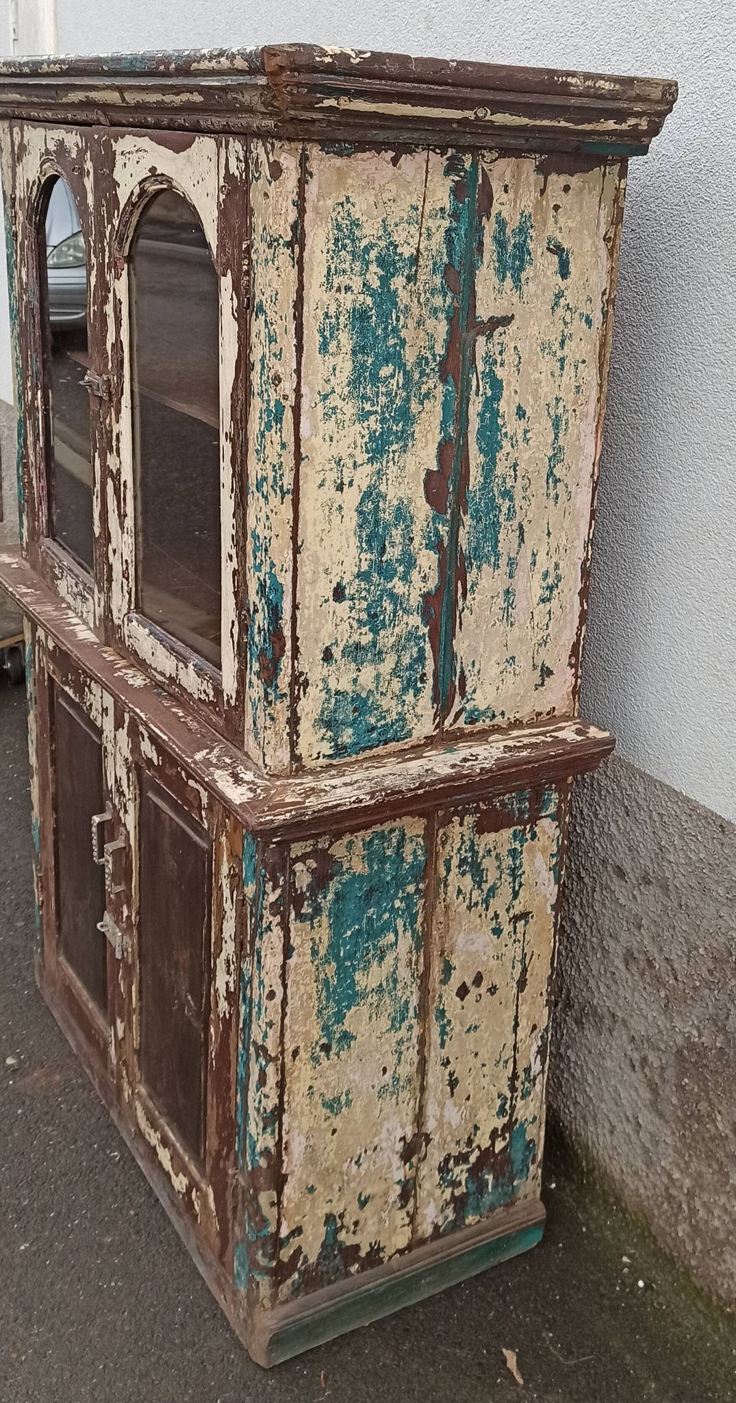 Armoire vitrée en bois ancienne patinée