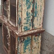 Armoire vitrée en bois ancienne patinée