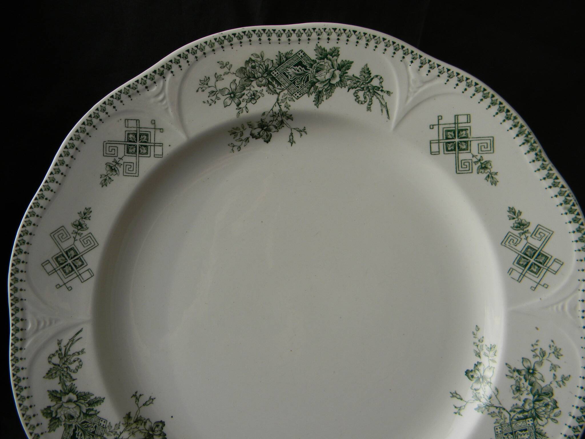 Set of 6 BOCH LA LOUVIERE earthenware dinner plates. Duchesse pattern.
