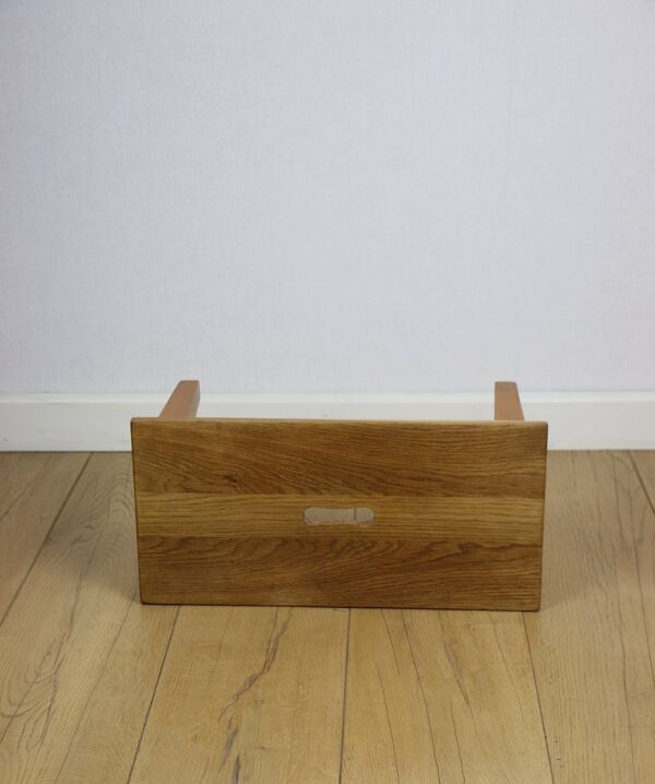 Tabouret en bois avec un siège rectangulaire bas en bois de frêne.