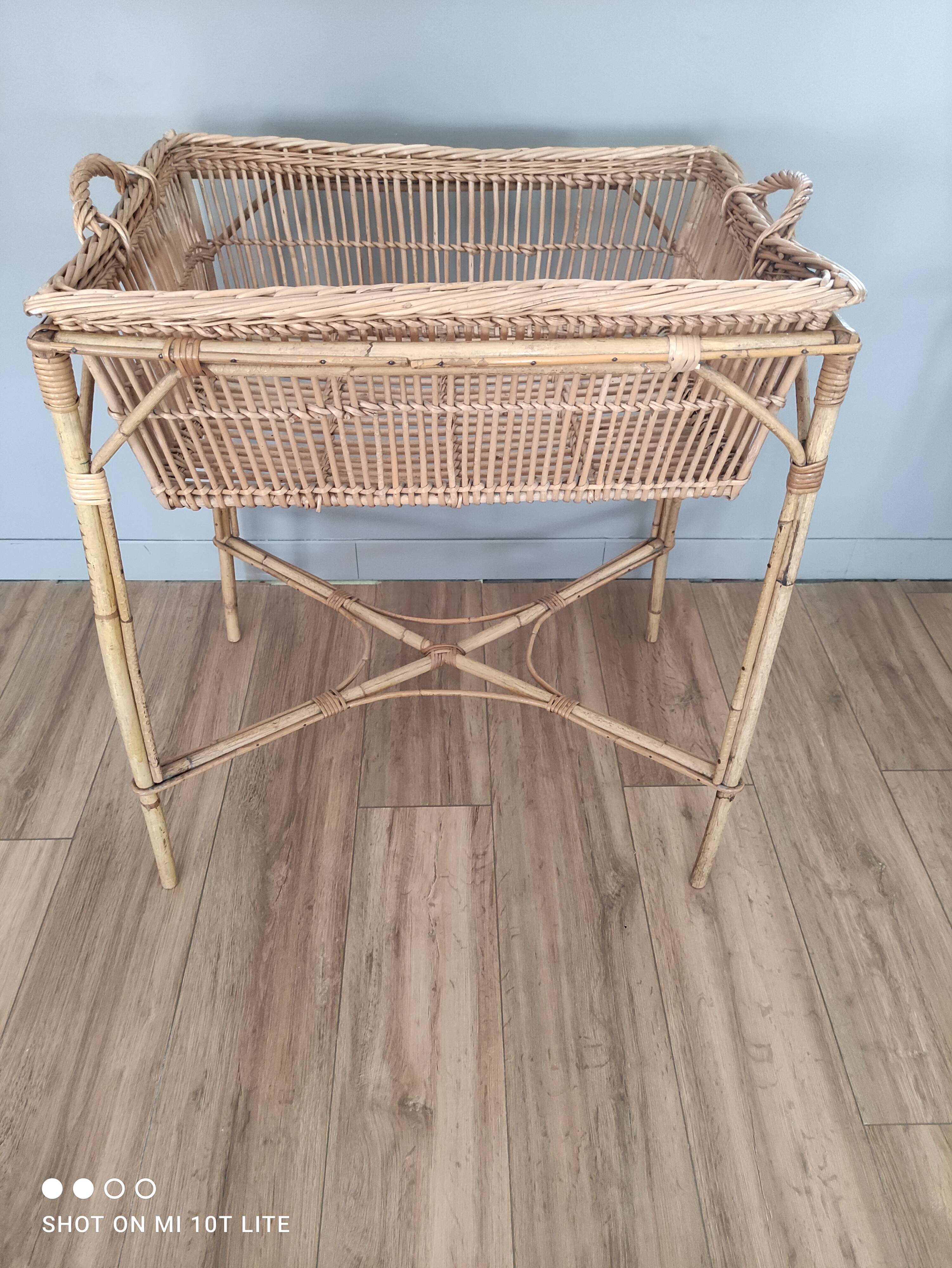 Panière à linge vintage en rotin sur piètement