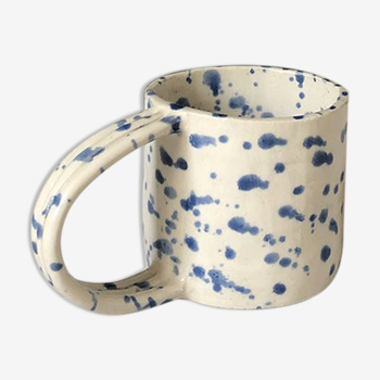 Tasse anse mouchetée bleue