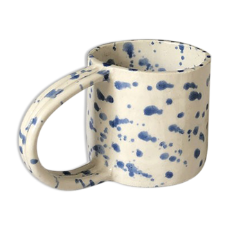 Tasse anse mouchetée bleue