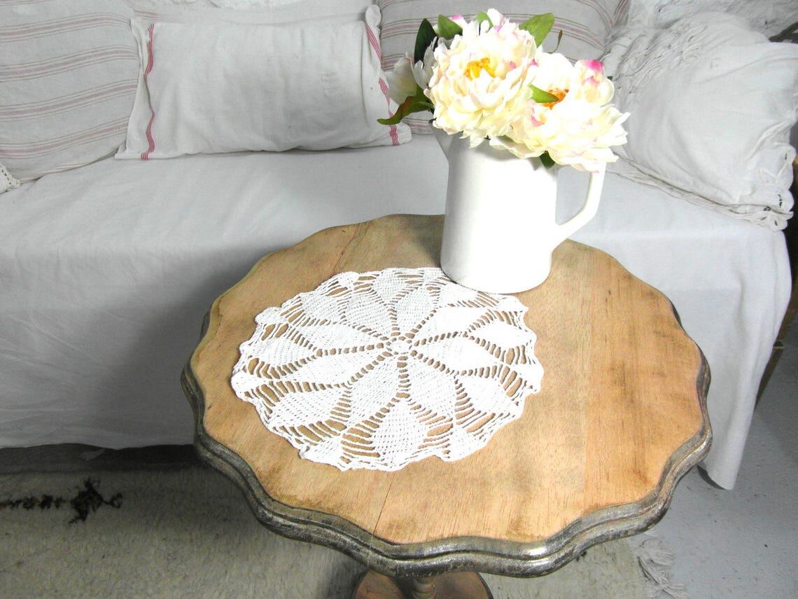 Round placemat in French crocheted lace in white cotton