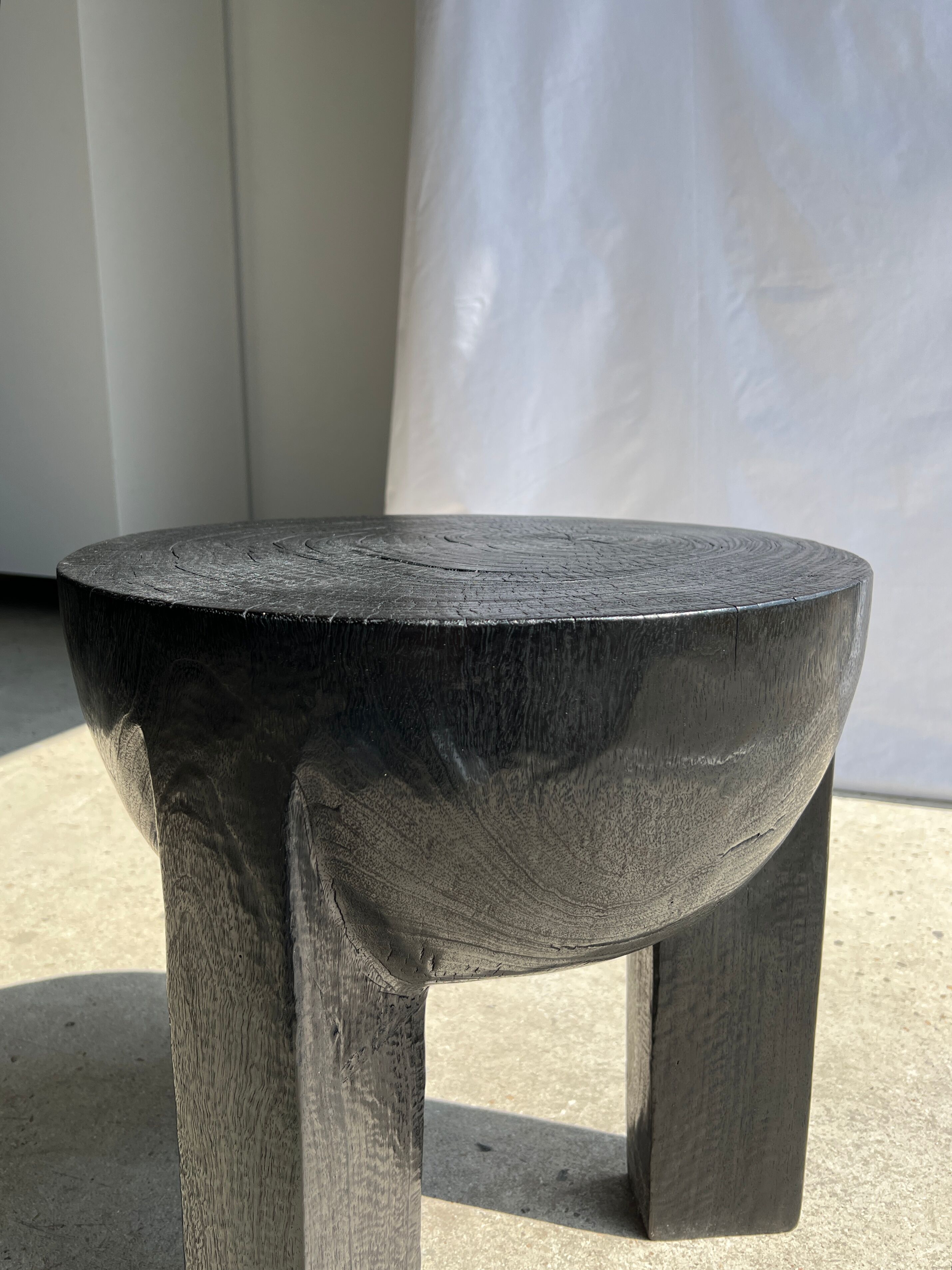 Black mango wood tripod side table with a semi-spherical top, height: 45 cm, diameter: 44 cm.