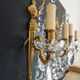 Paire d’appliques deux feux en bronze avec pampilles et guirlandes en cristal – Style Louis XV