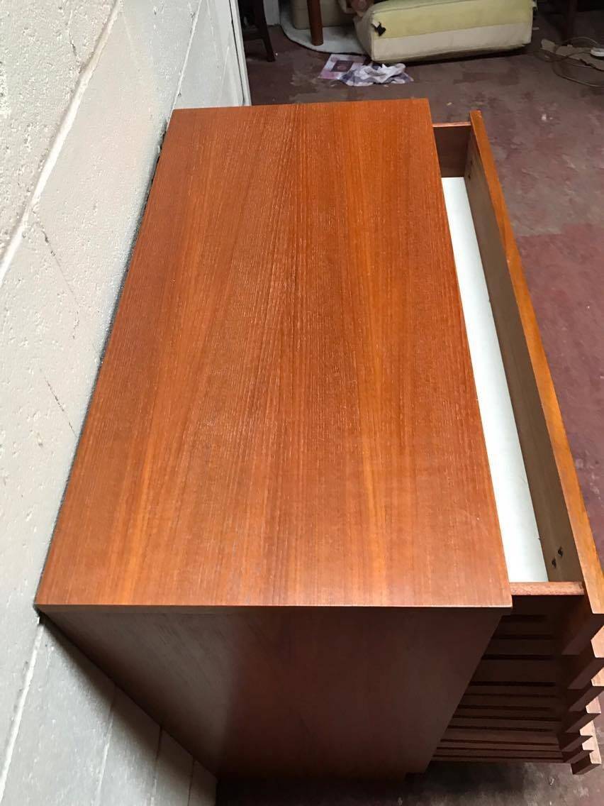 Brown teak Mid-Century chest of drawers with 7 drawers from the 1960s, sleek lines, discreet base.