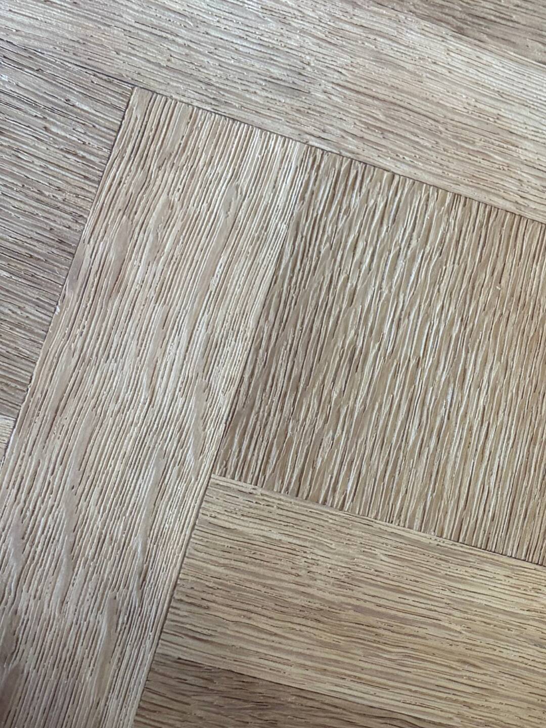 Extendable wooden table