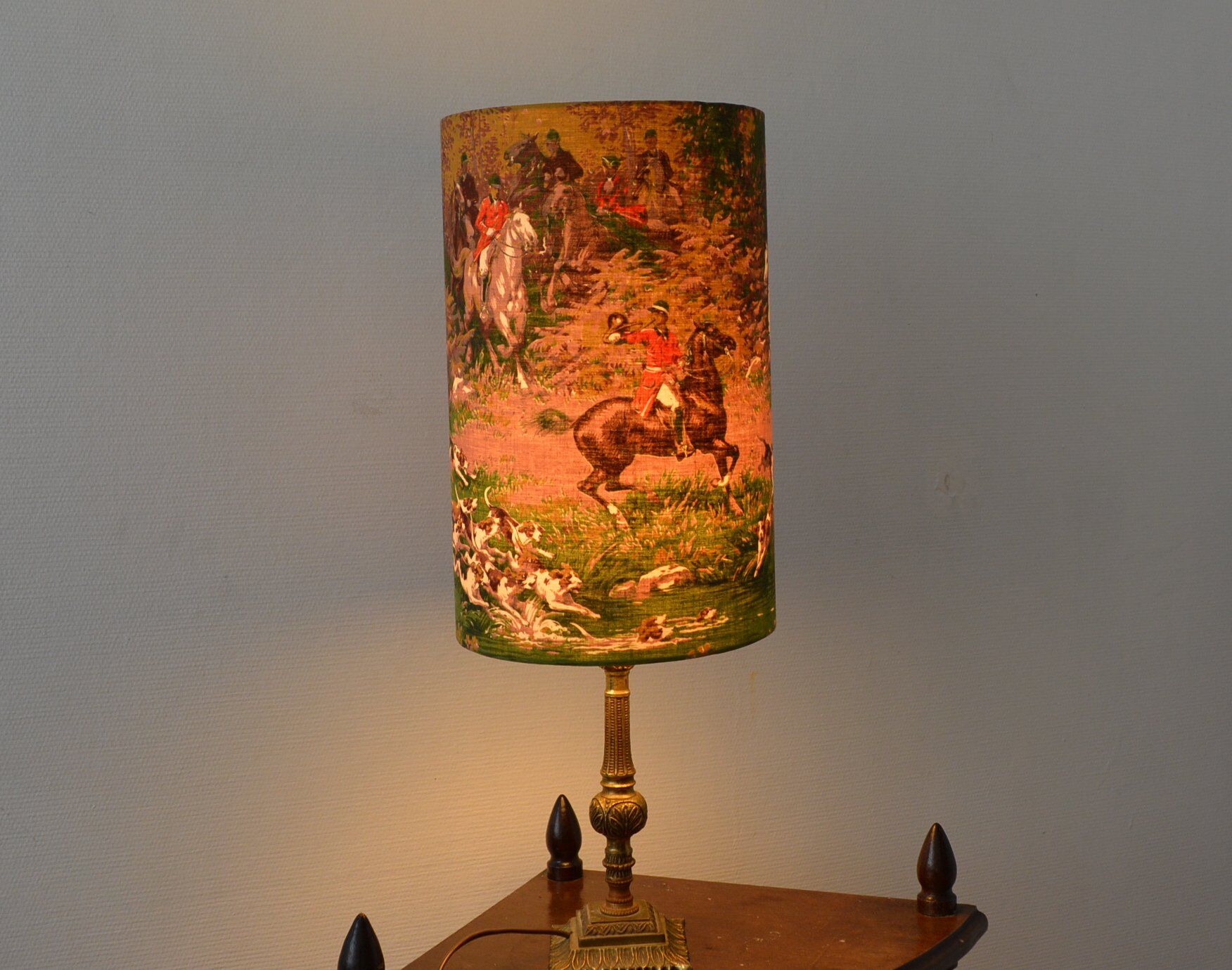 Lampshade with a hunting scene motif, horses, "Marignan" fabric.