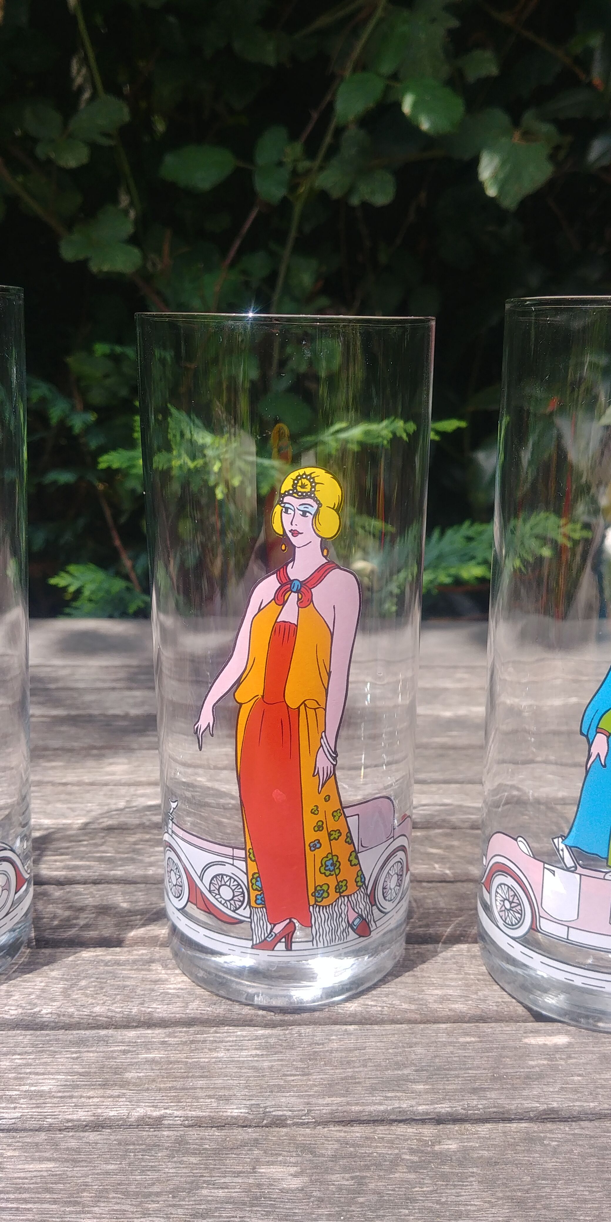Set of four large Vintage glasses with "belle époque" décor