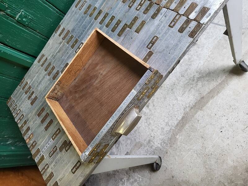 Table desserte atelier 1 tiroir en metal recouverte de morceaux de metre pl