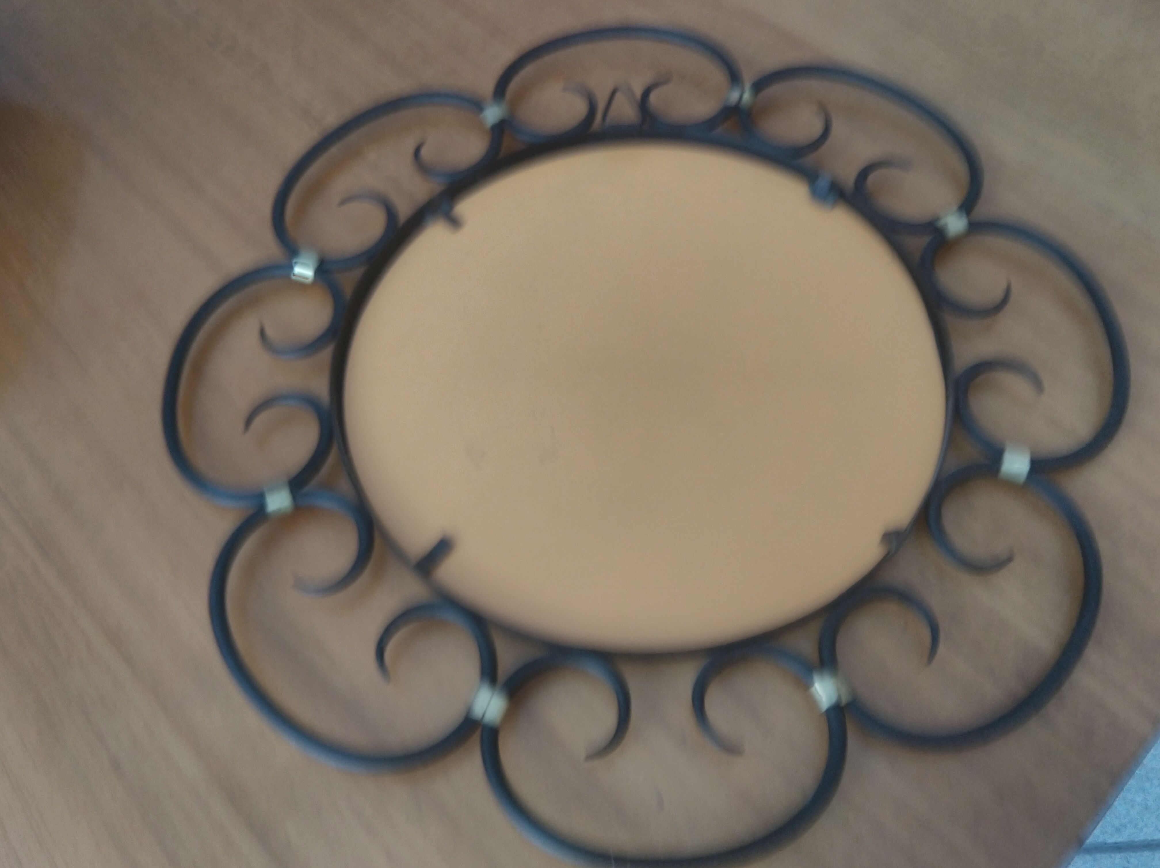 Miroir en fer forgé et bagues métal doré vers 1950 - 39cm