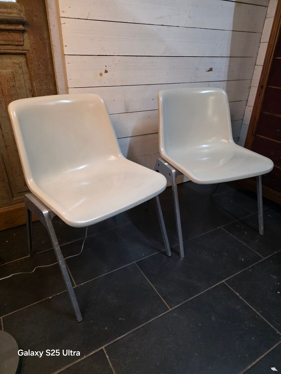 Pair of vintage Wilkhahn chairs, fibreglass shell, aluminium, 1970.