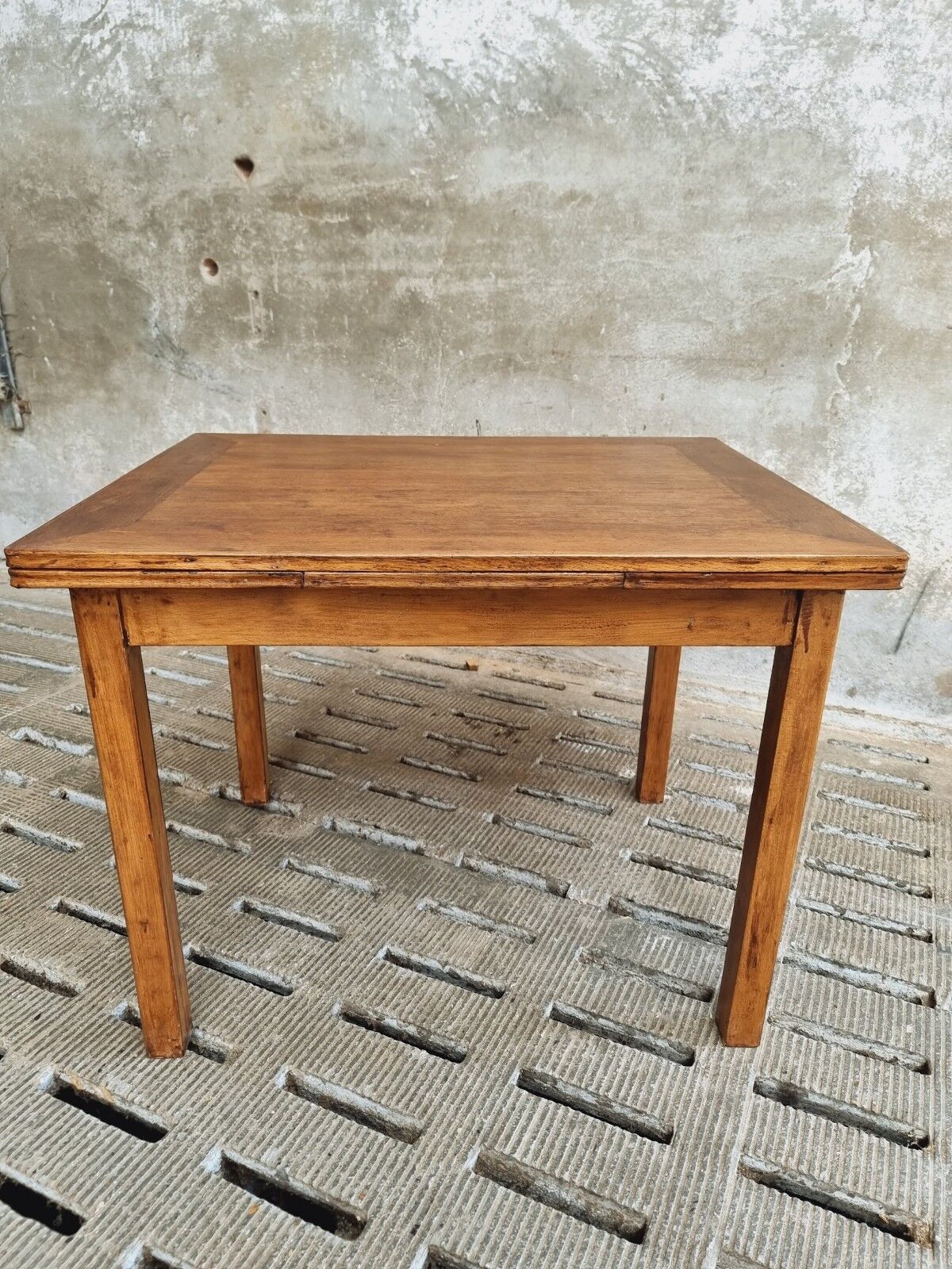 Dining table extendable