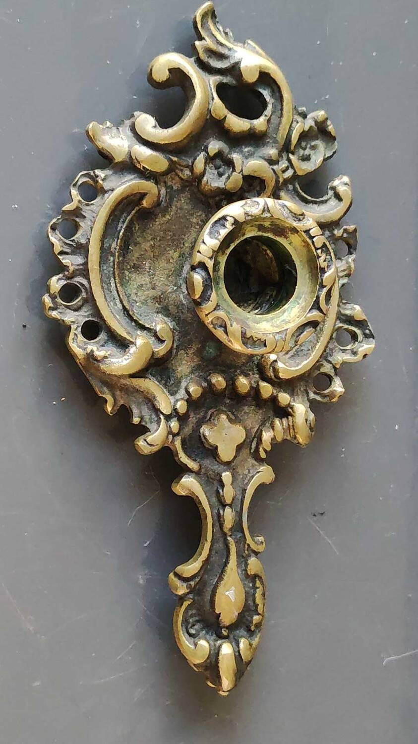 Antique Baroque/Rocaille style hand candle holder. In bronze with an old gold patina.