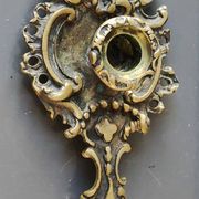 Antique Baroque/Rocaille style hand candle holder. In bronze with an old gold patina.