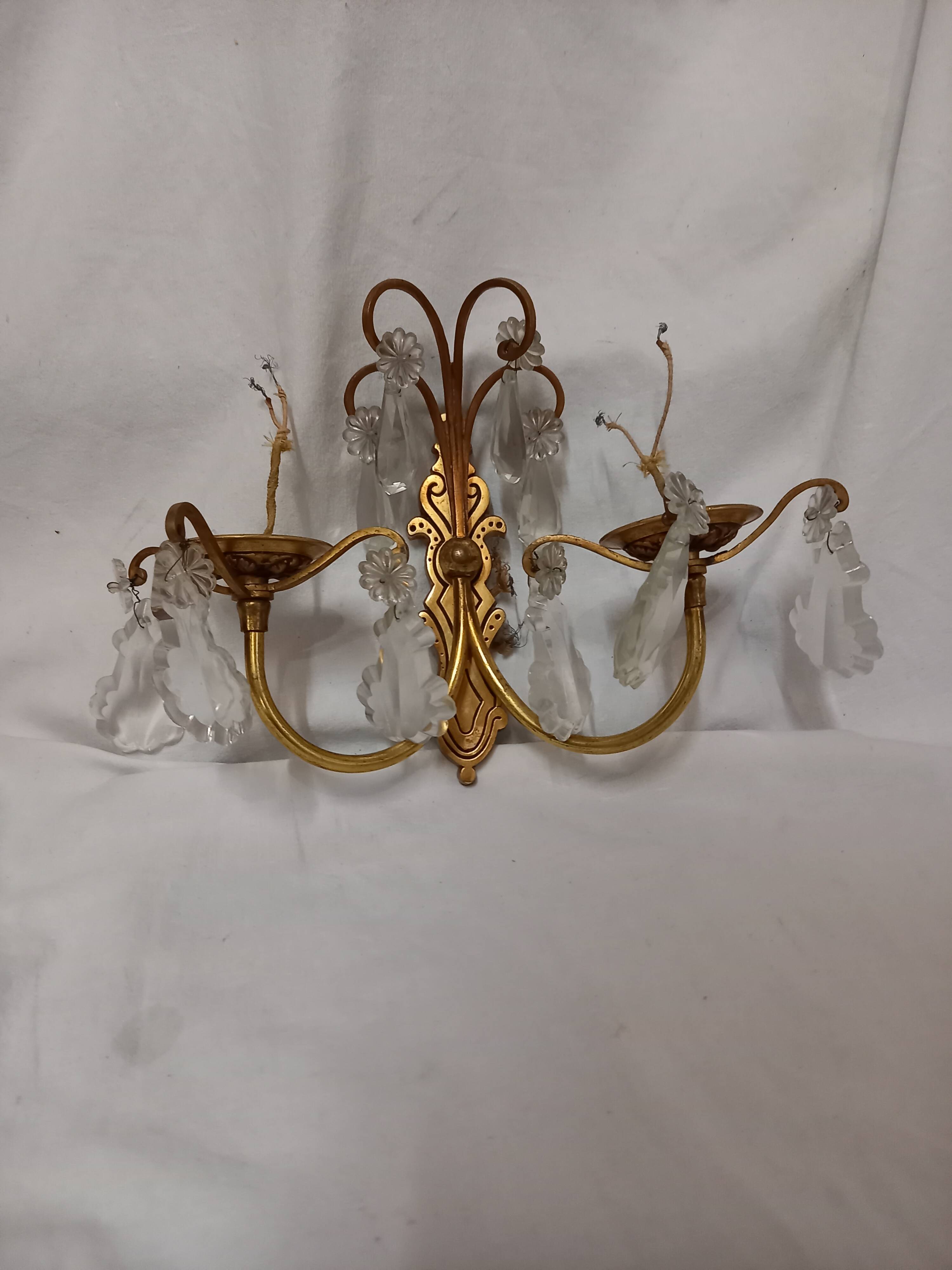 Antique wall lamp in gilded metal with cut crystal tassels