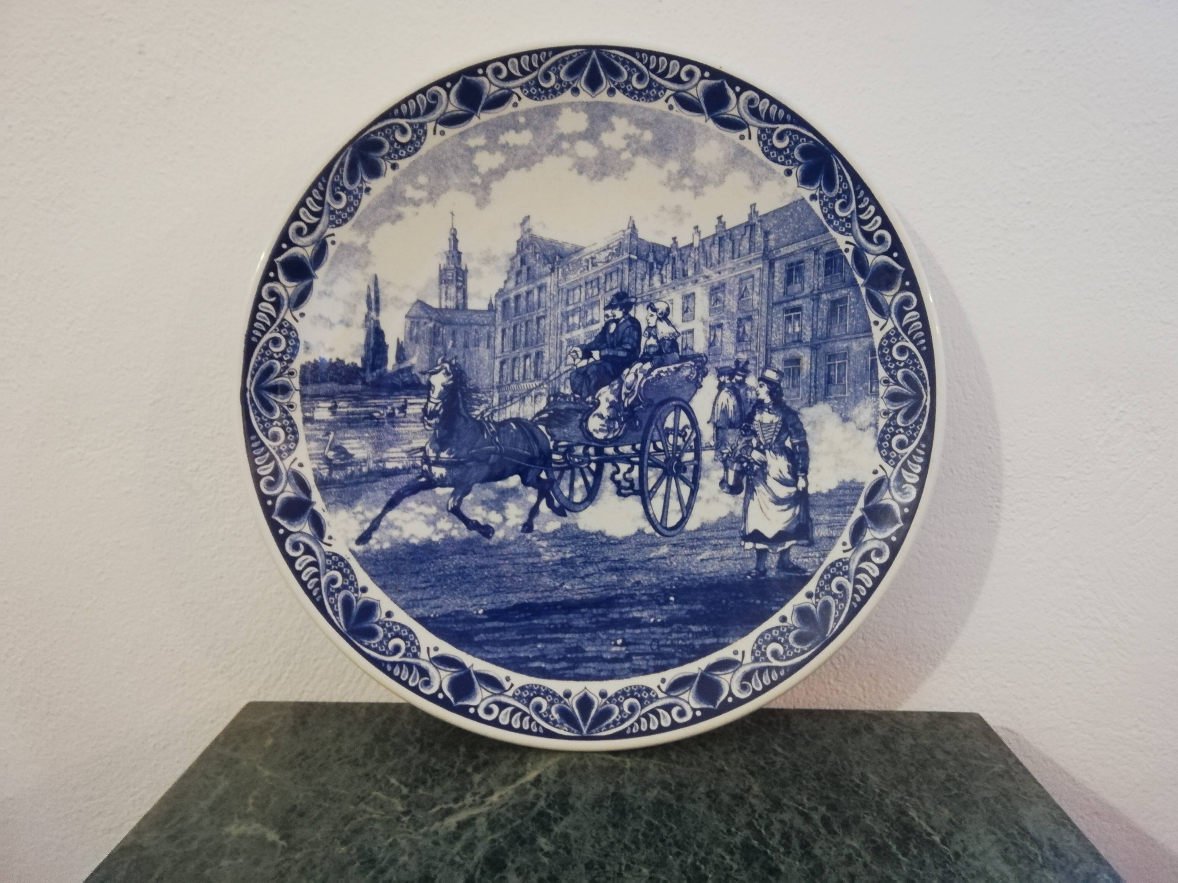Large earthenware dish from Delt Blauw Chemkefa