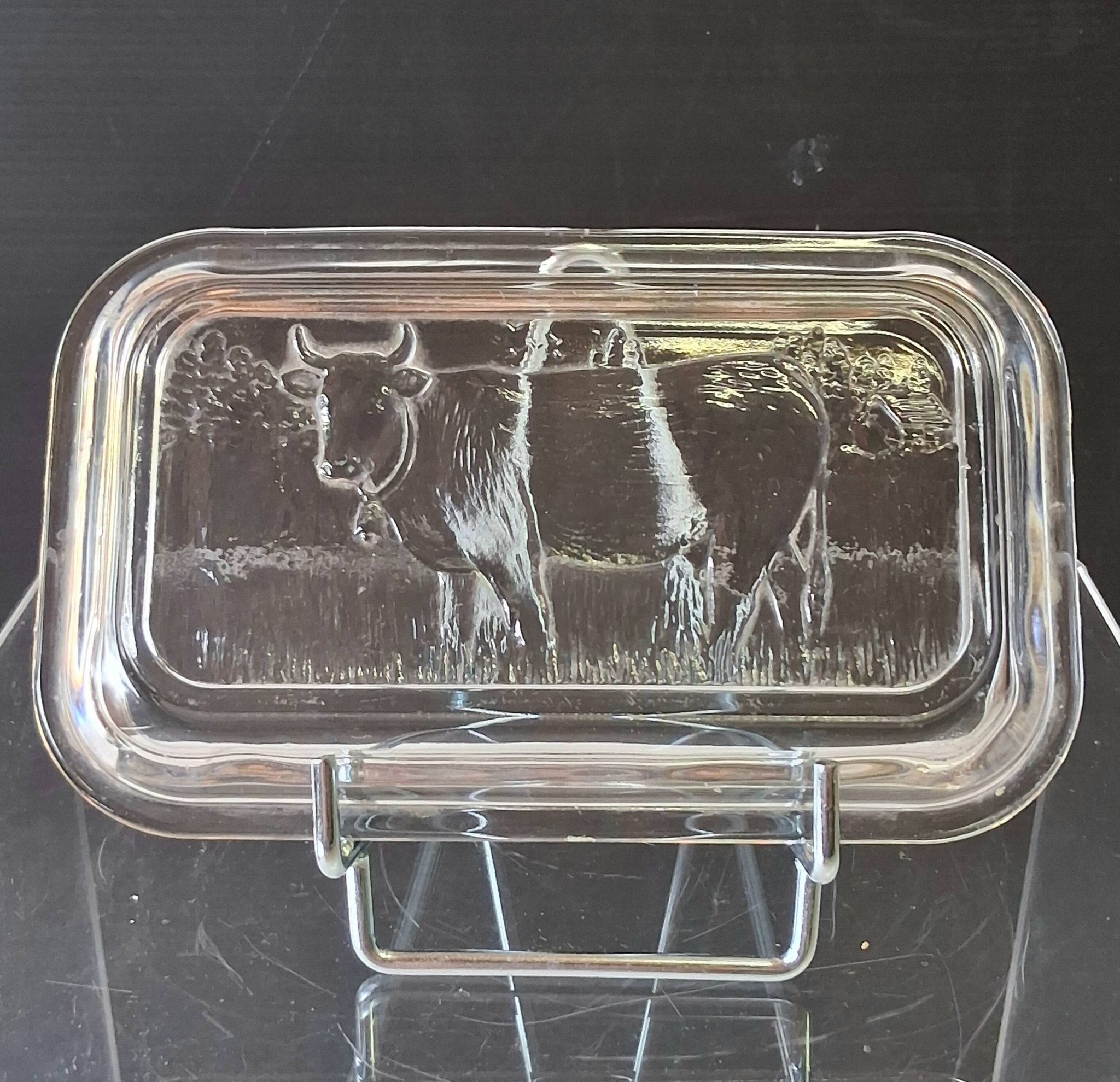 Very nice glass butter dish from Arcoroc in very good condition.