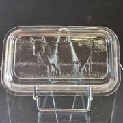 Very nice glass butter dish from Arcoroc in very good condition.