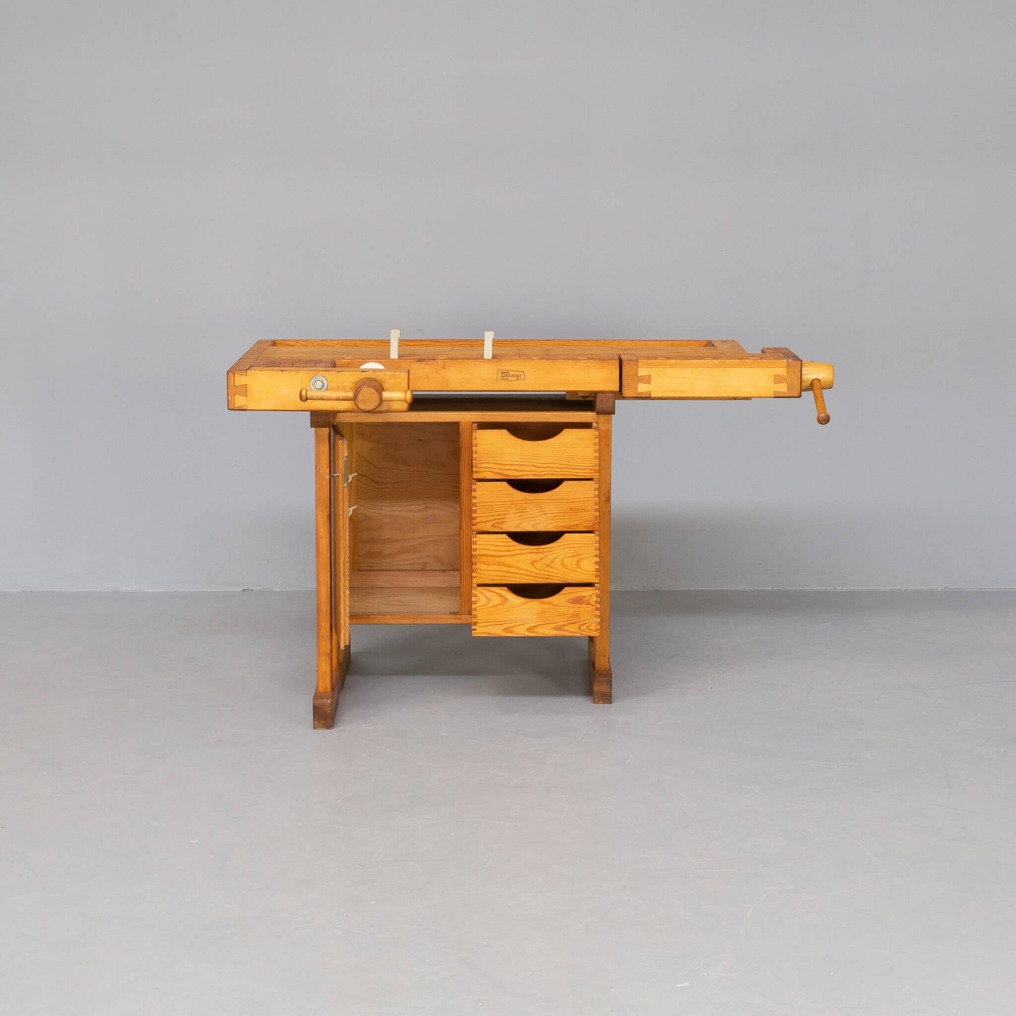 Sjoberg wooden workbench with drawers and 1 door cabinet