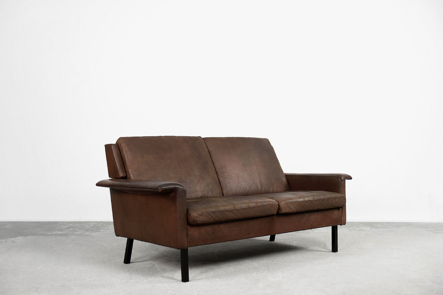 Vintage modern two-seater canapé in brown leather 3330 by Arne Vodder for Fritz Hansen.