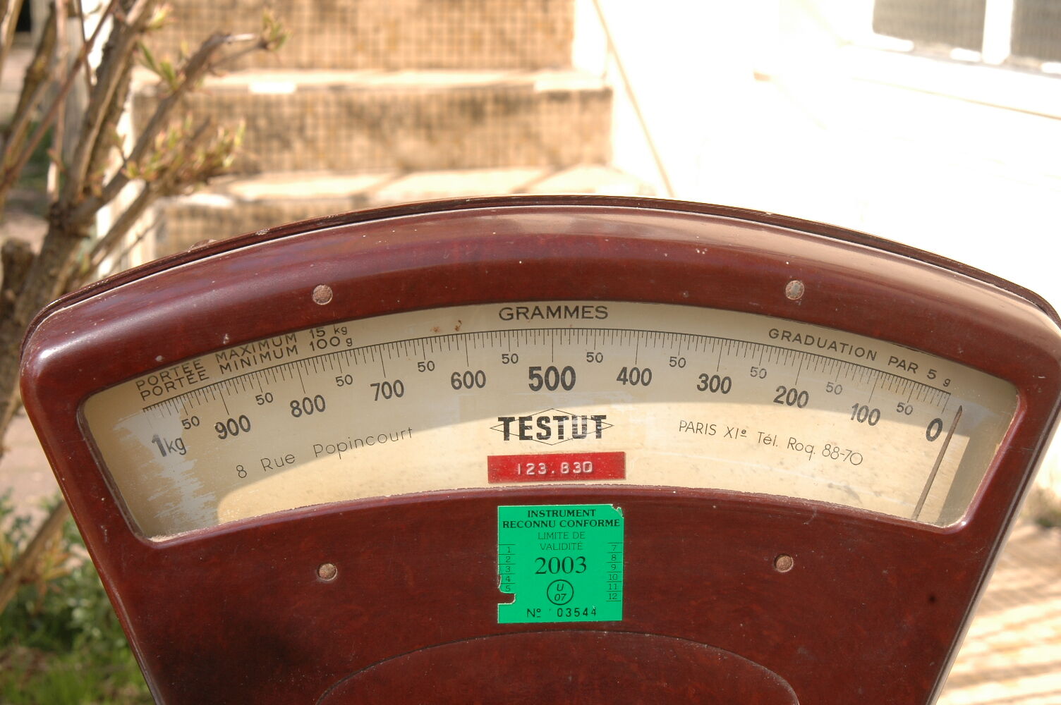 Old dealer balance bakelite with settings Testut