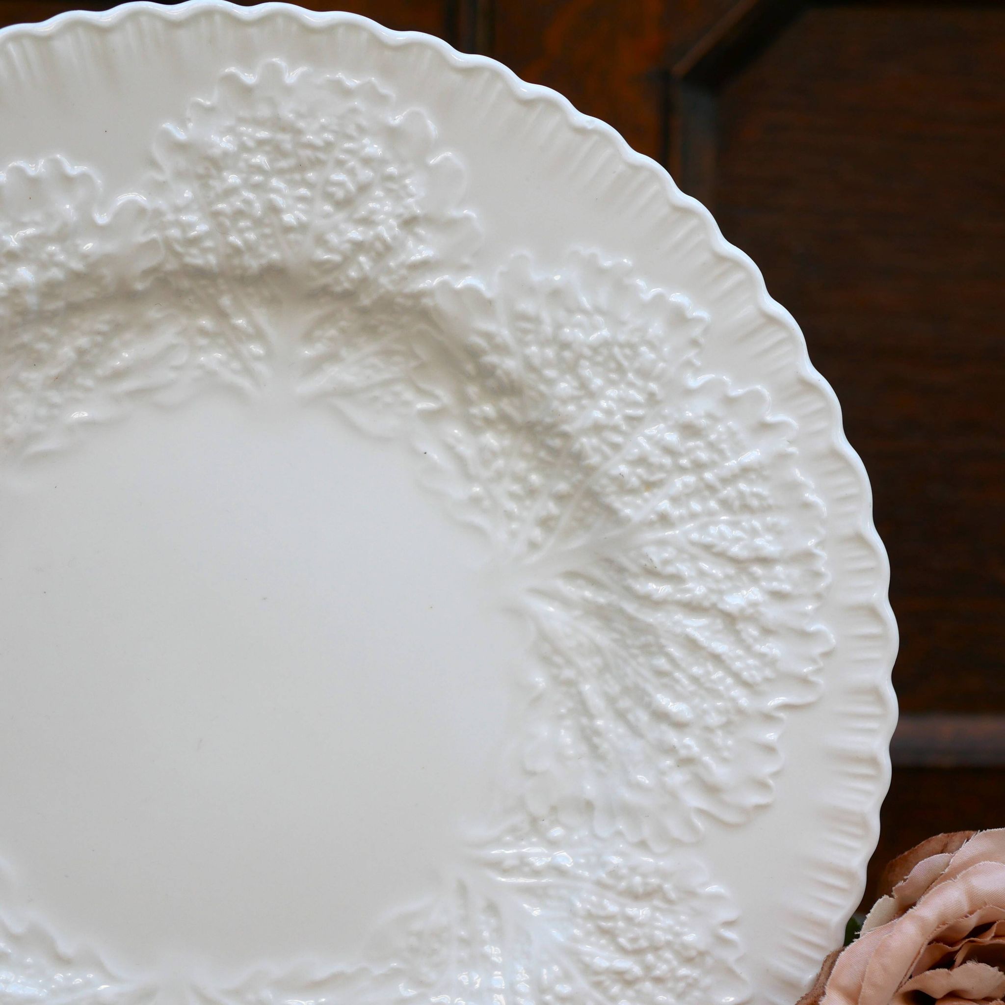 Spode Savoy dinner plate with embossed cabbage leaf pattern