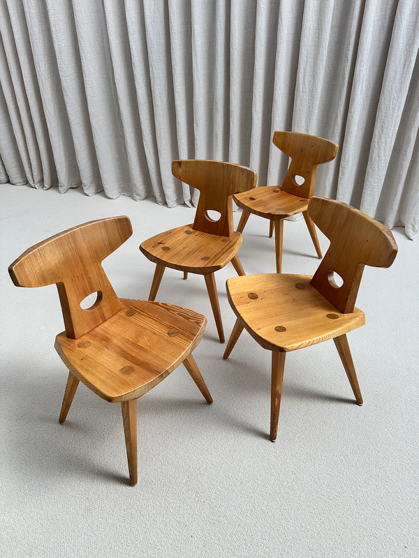 Ensemble de 4 chaises en bois de pin massif. Conçues par Jacob Kielland-Brandt pour I. Christiansen, Danemark, années 1960.