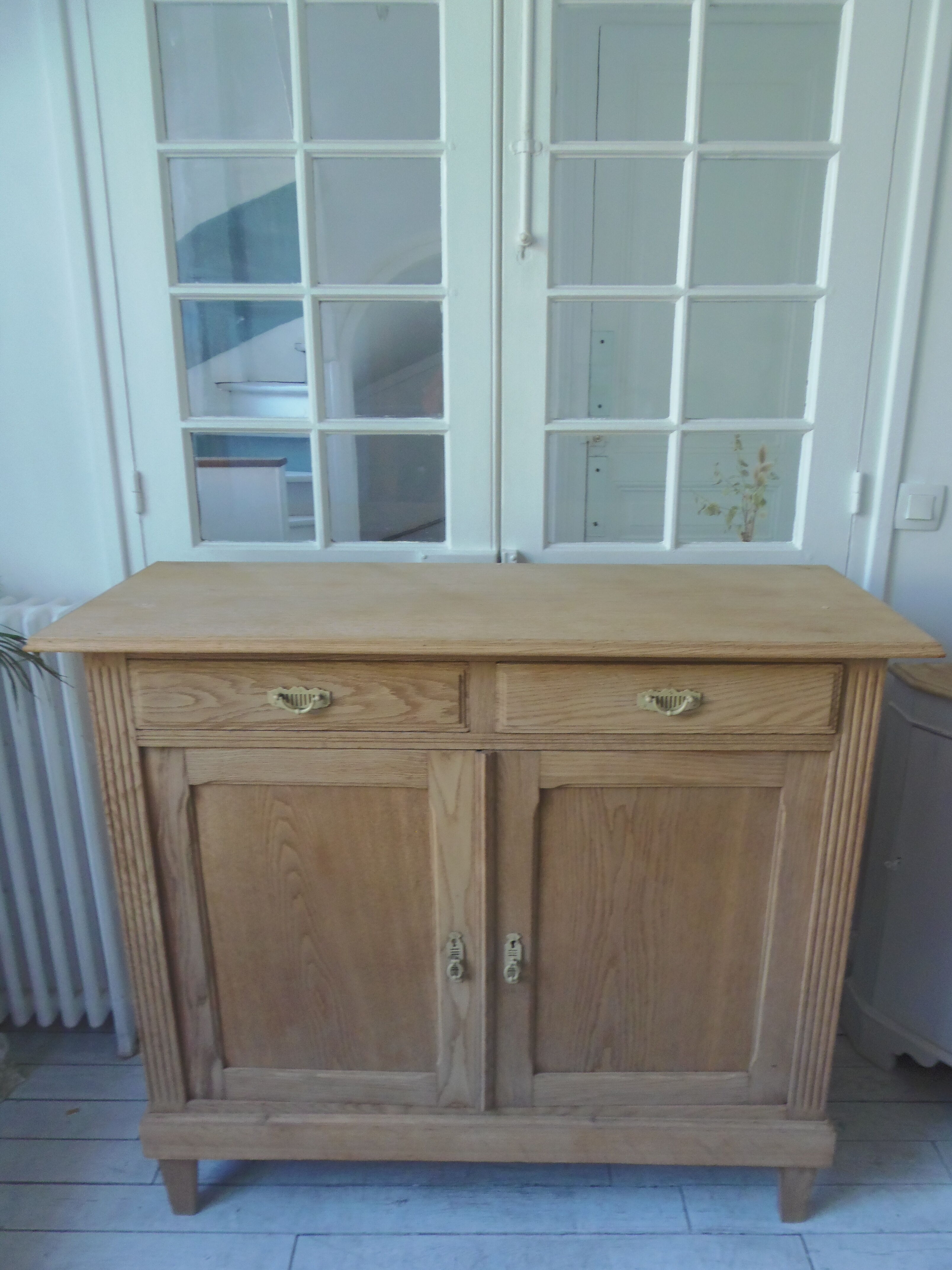 Vintage oak sideboard, 2 drawers, 2 doors, 1 shelf.