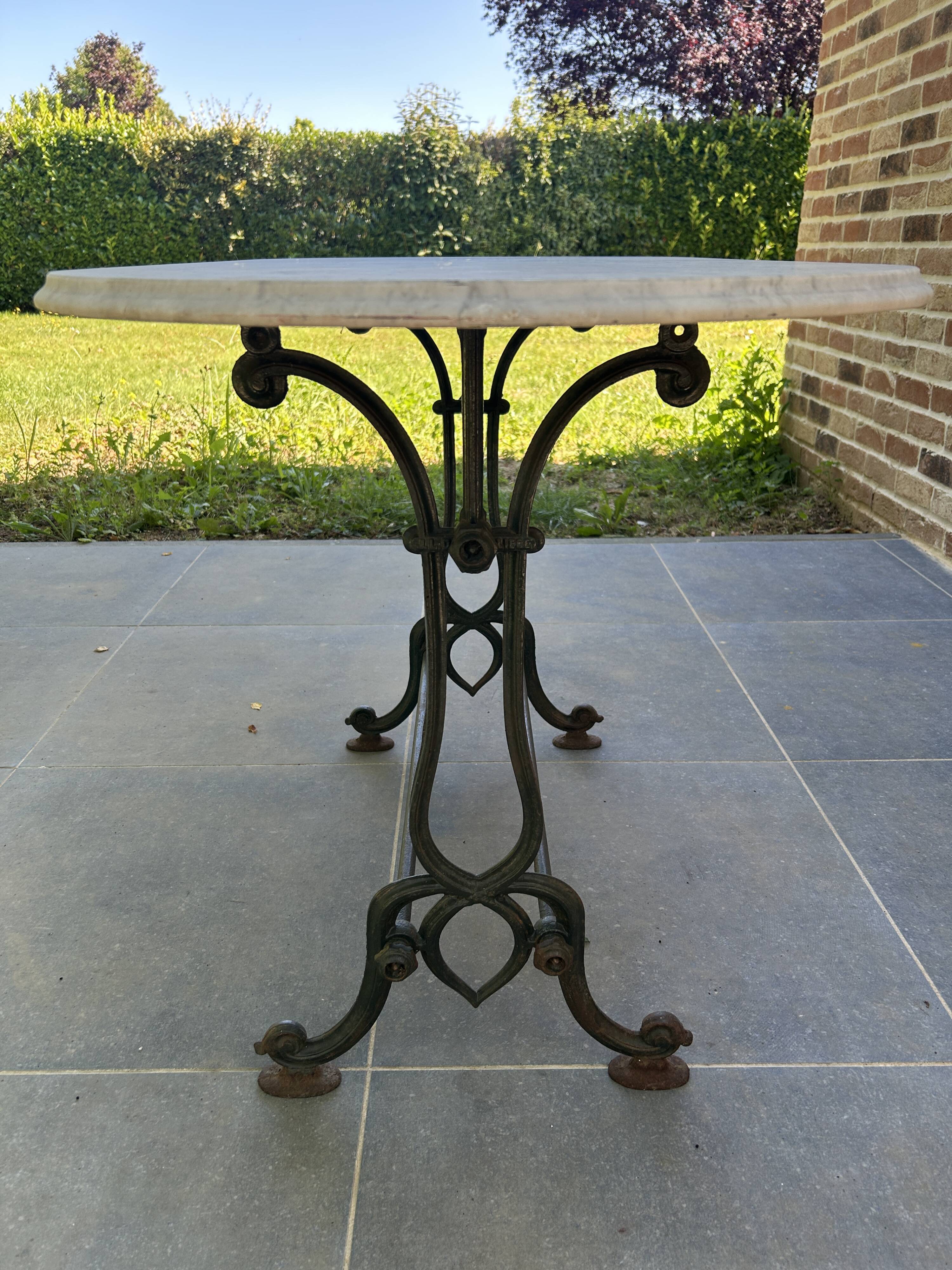 Bistro table in cast iron and marble from the art nouveau period.