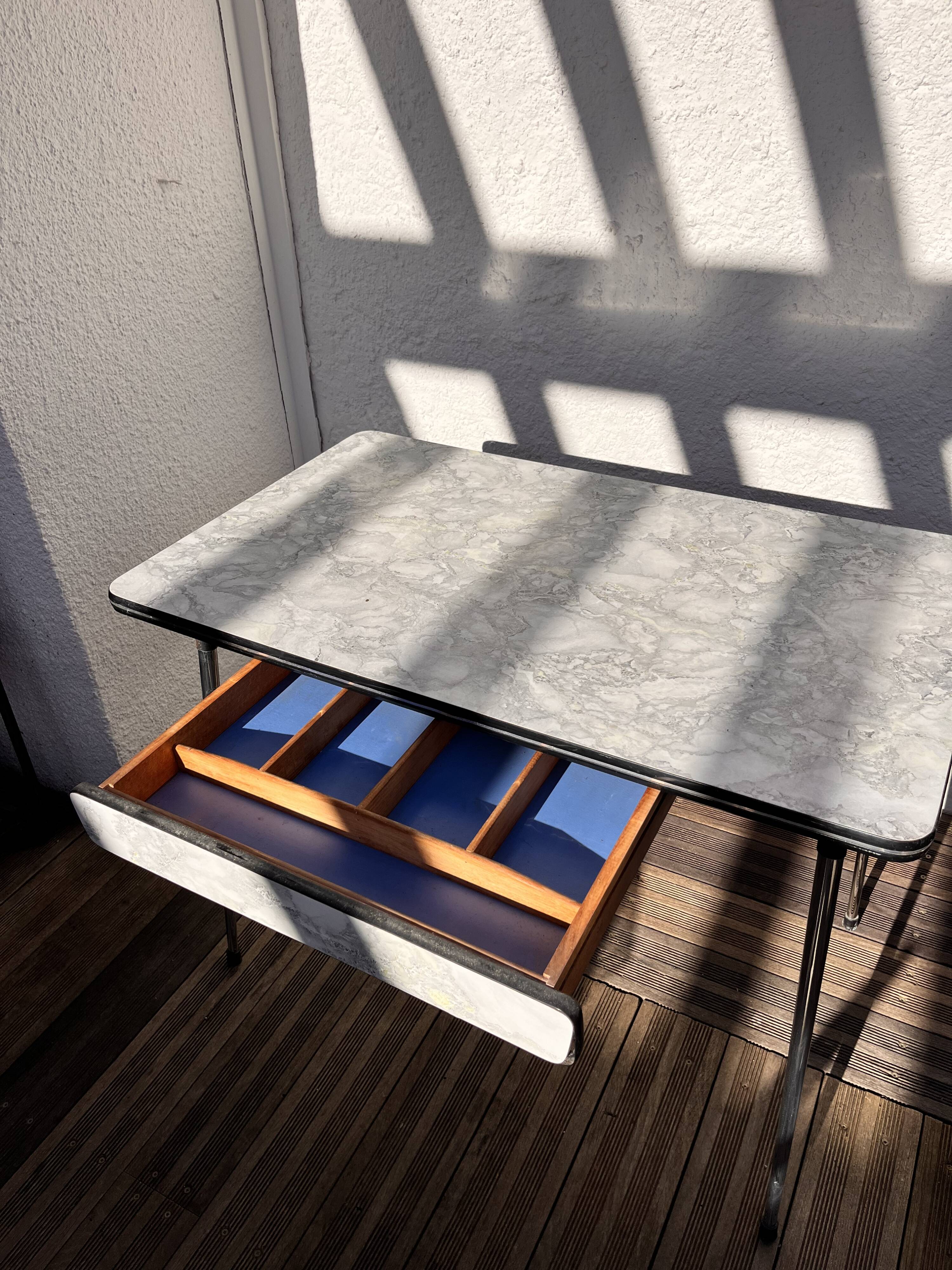 Formica table with marble motif, with drawer and its 3 chairs.