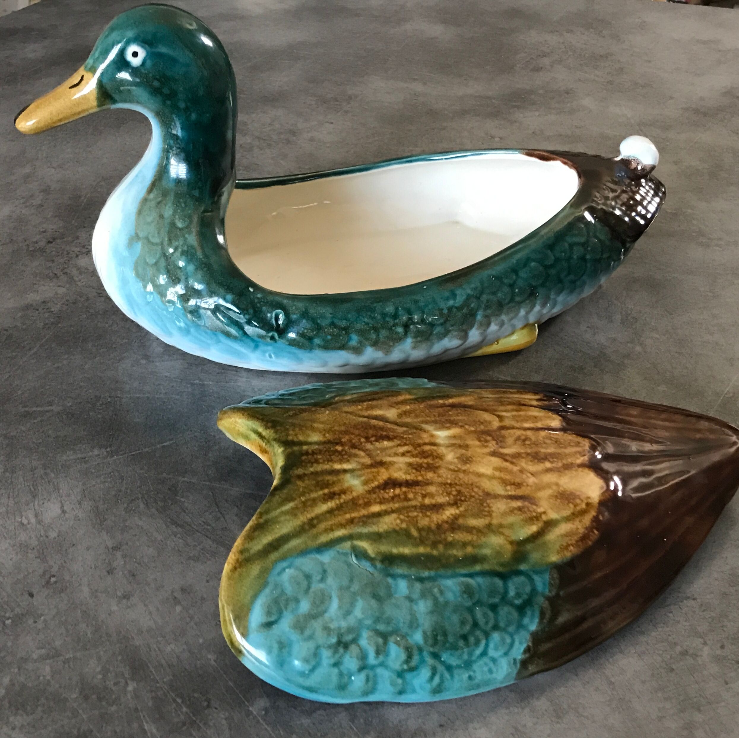 Soupière centrale, plat et couvercle en céramique émaillée polychrome, forme canard