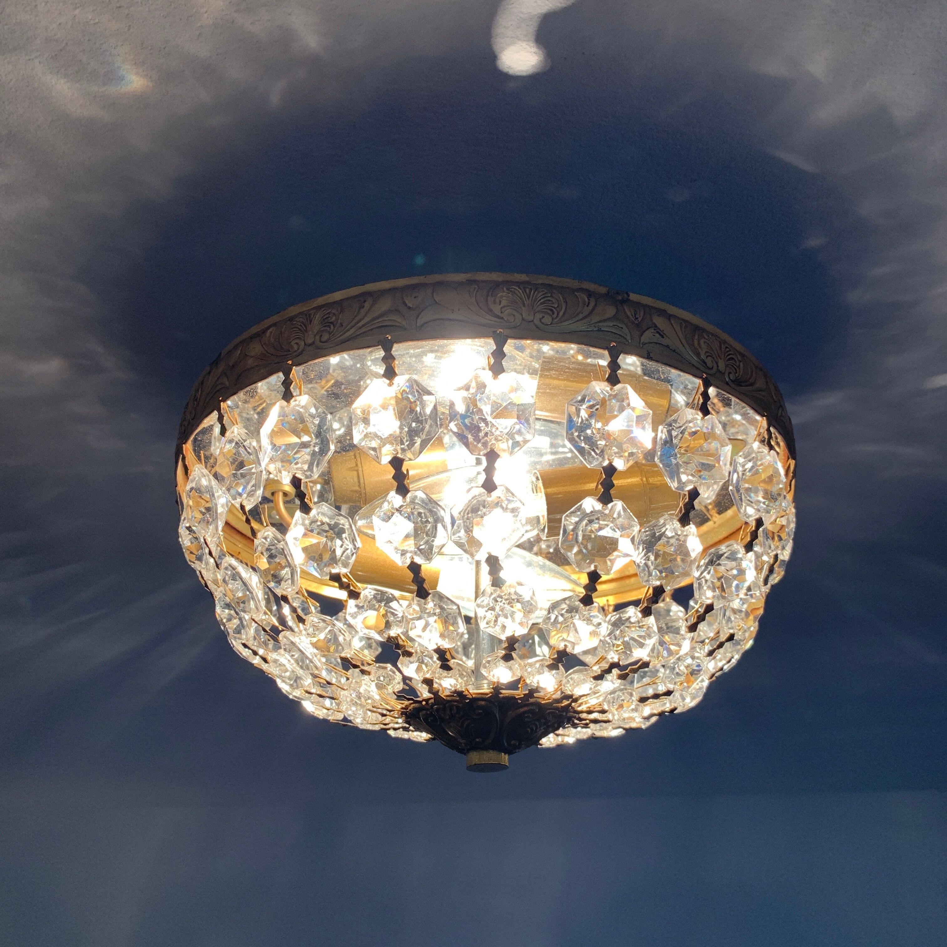 Ceiling lamp basket with faceted tassels