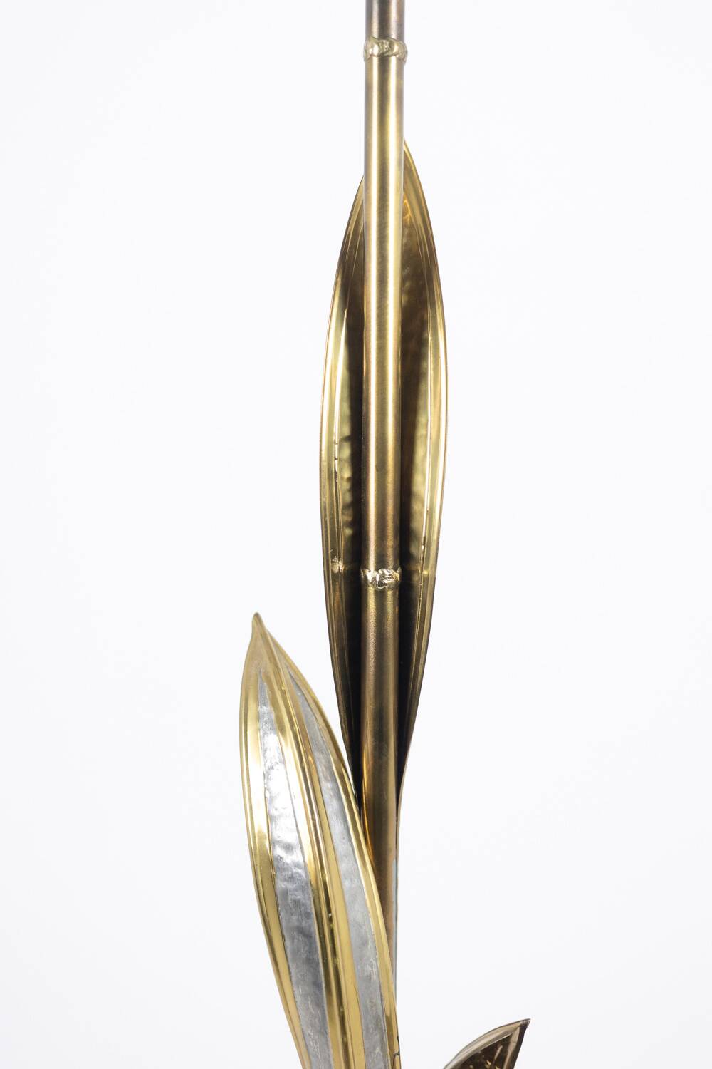 Maison Honoré. Lampadaire en laiton doré. Circa 1970.